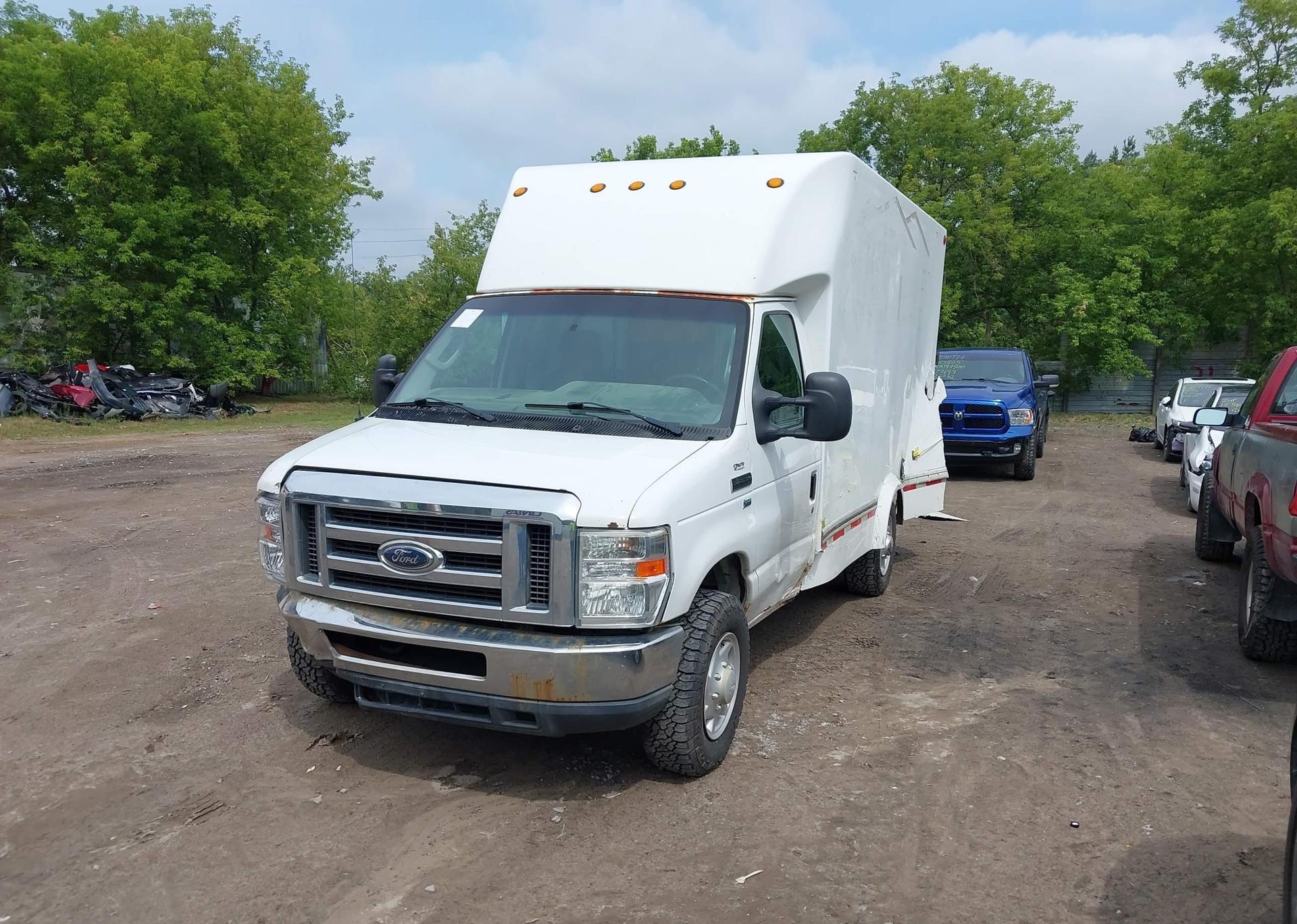 2011 FORD E-350 CUTAWAY