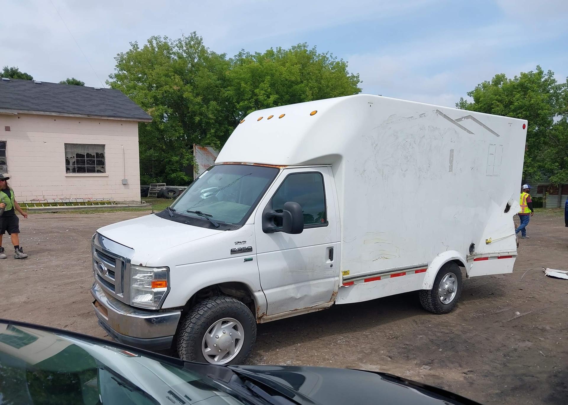 2011 FORD E-350 CUTAWAY