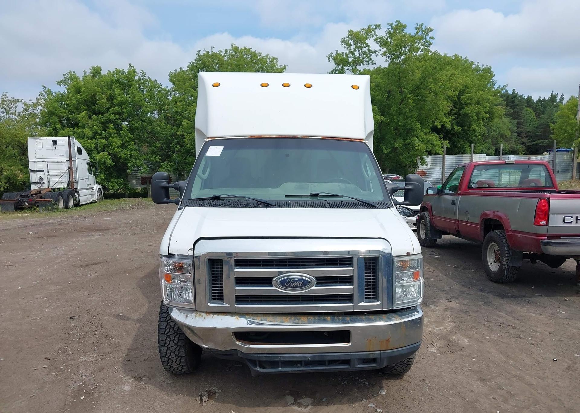 2011 FORD E-350 CUTAWAY