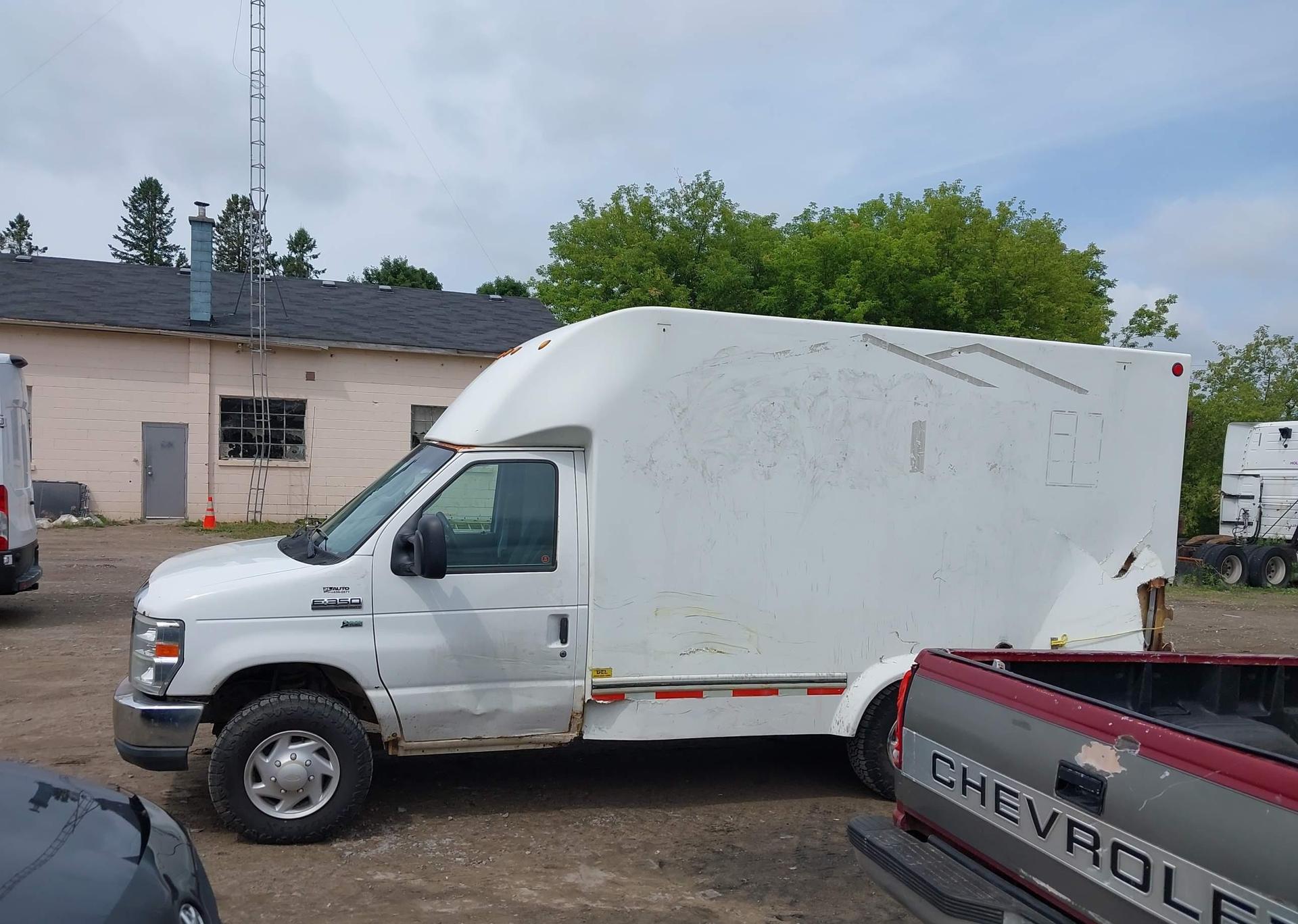 2011 FORD E-350 CUTAWAY