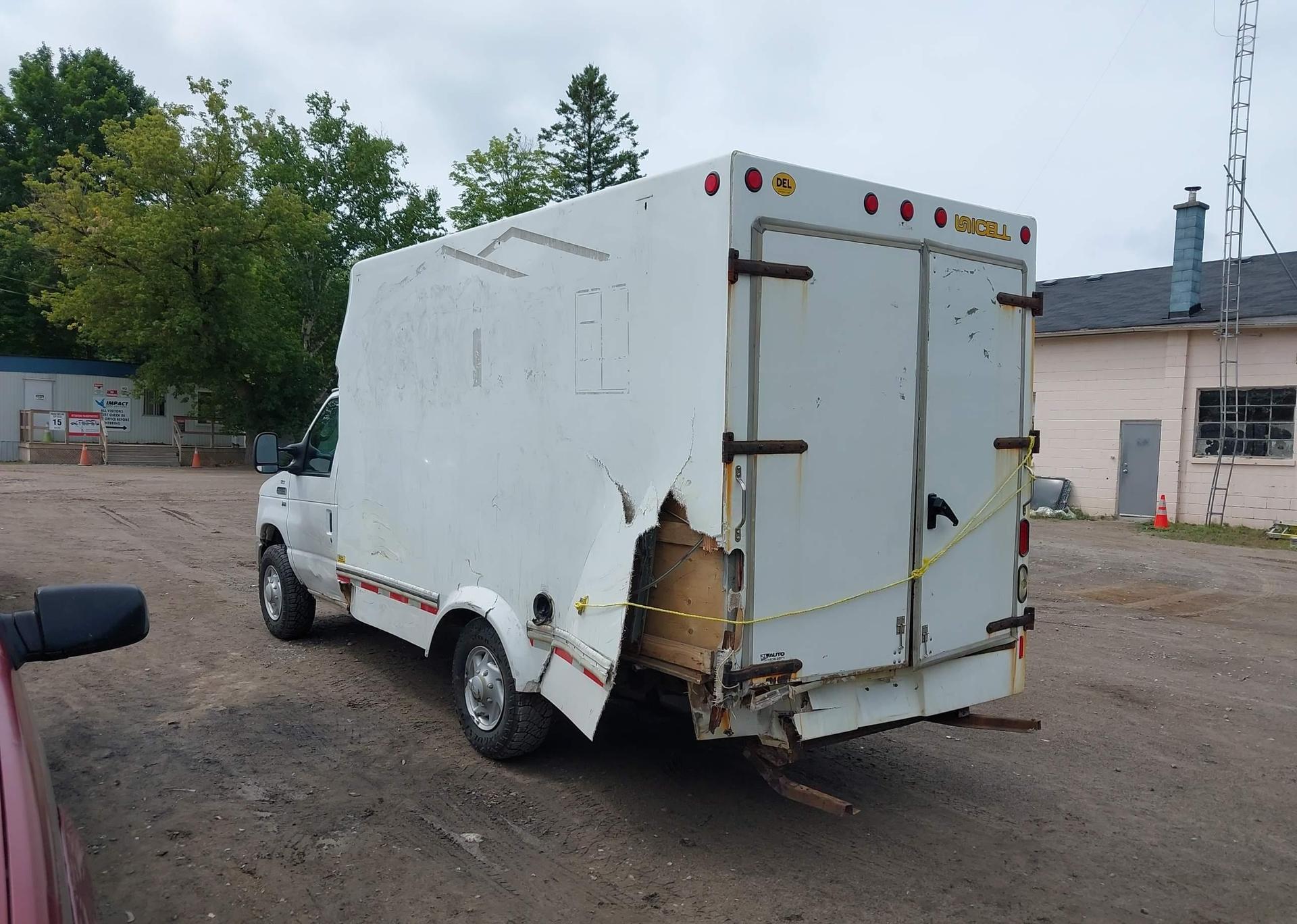 2011 FORD E-350 CUTAWAY