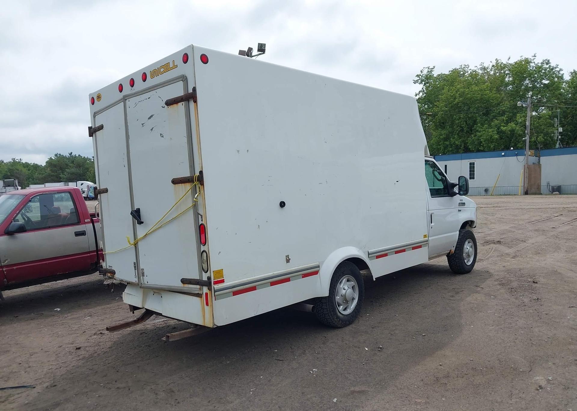 2011 FORD E-350 CUTAWAY