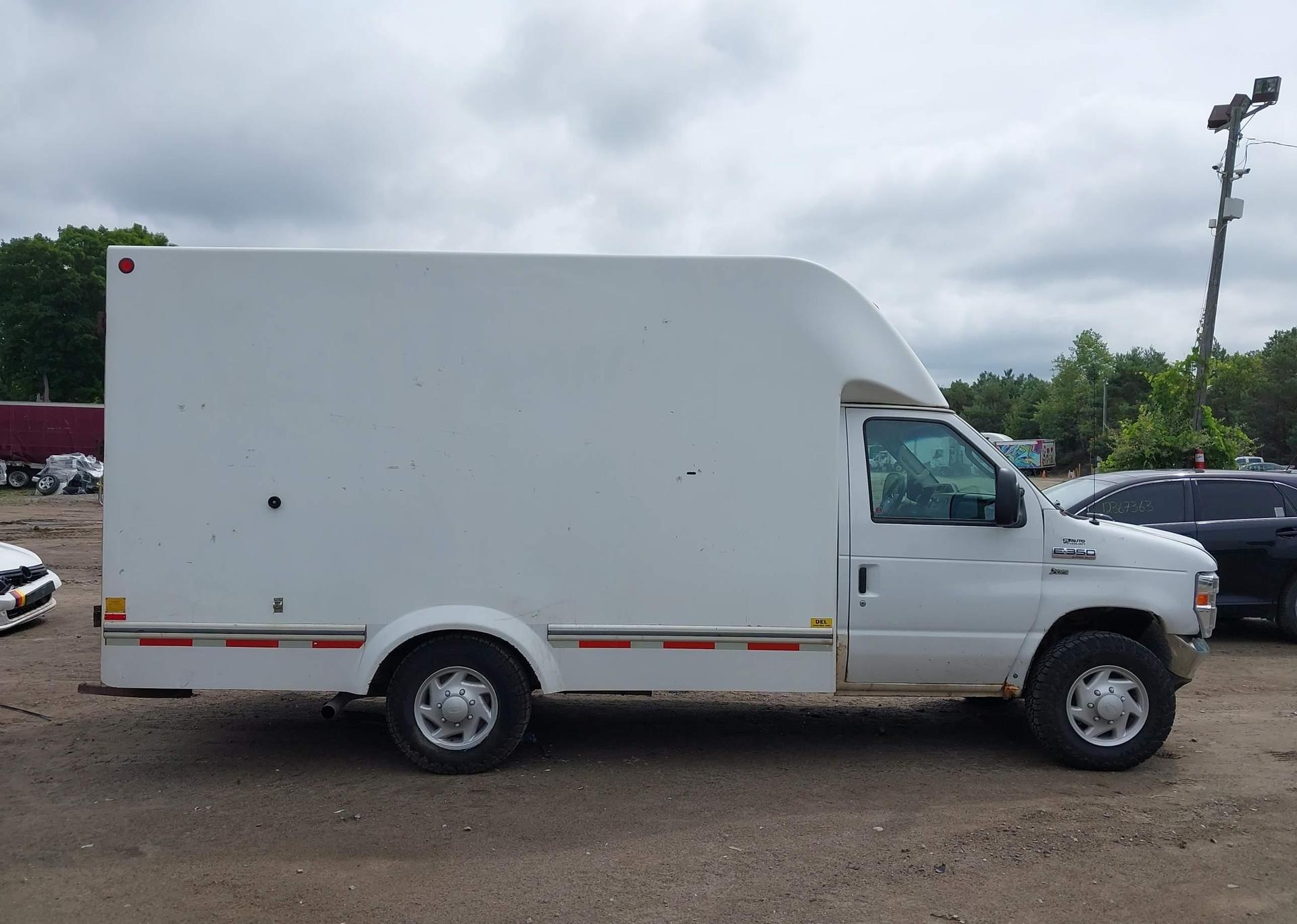 2011 FORD E-350 CUTAWAY