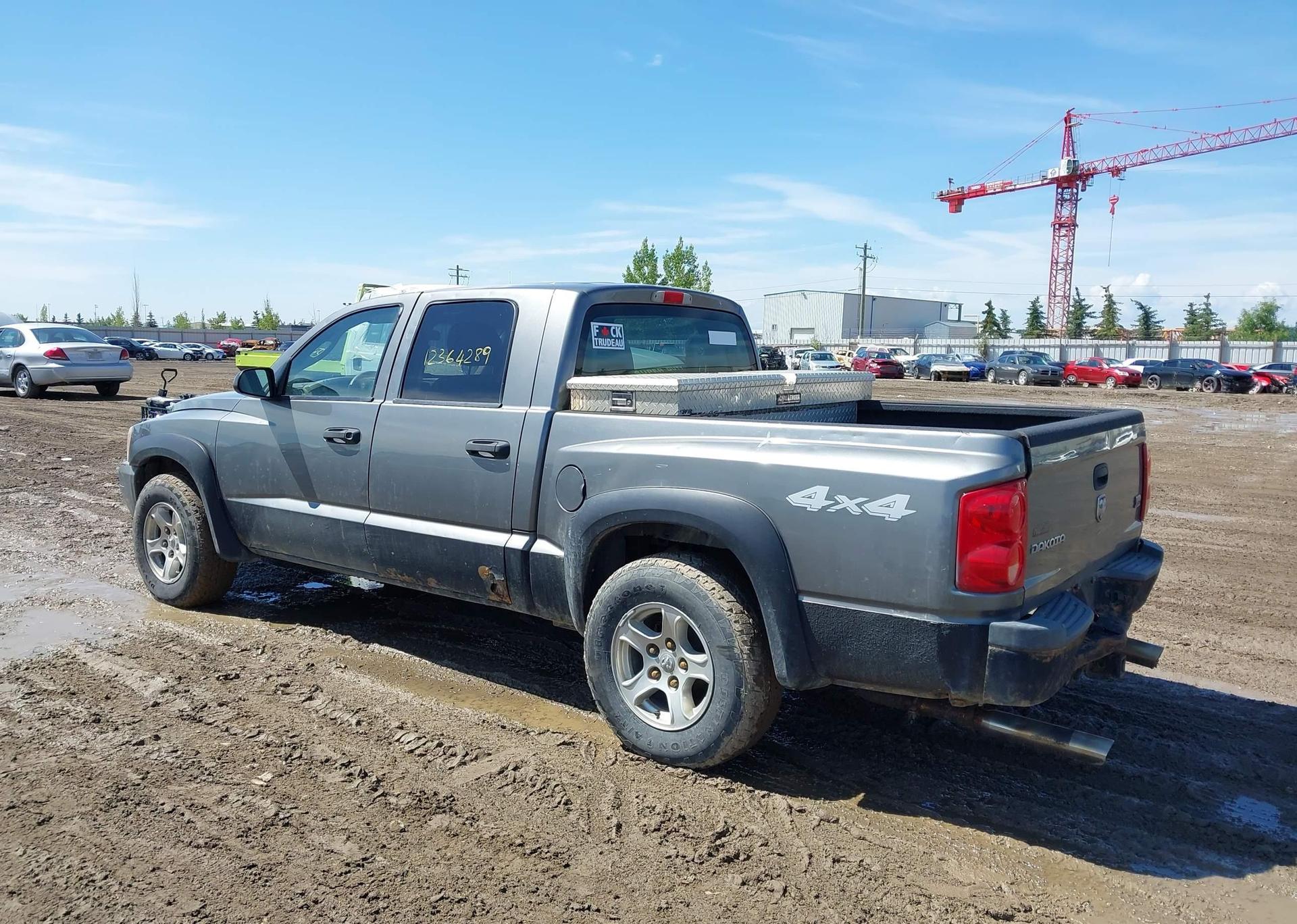 2005 DODGE DAKOTA ST