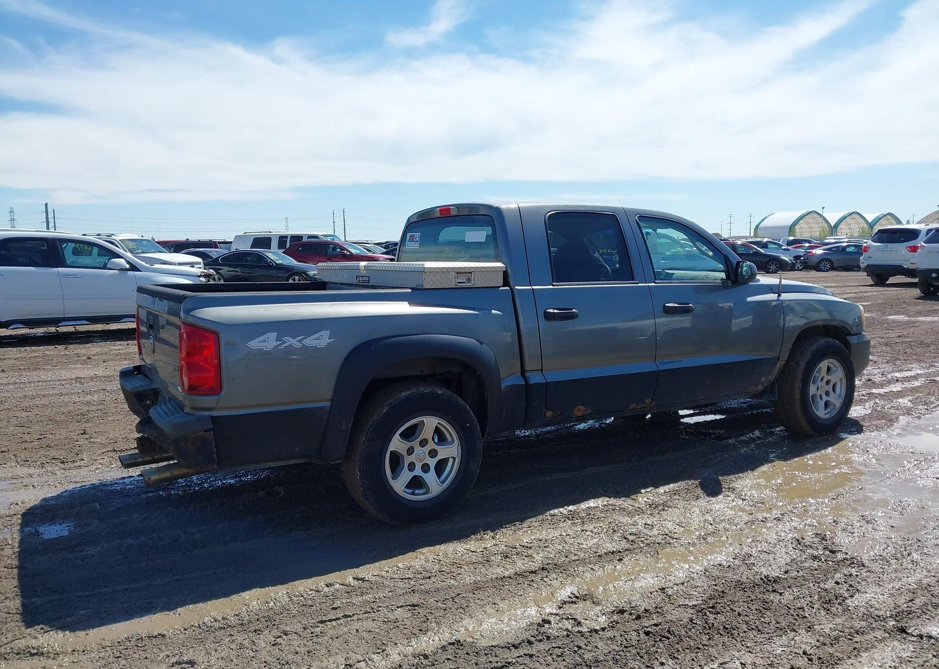 2005 DODGE DAKOTA ST