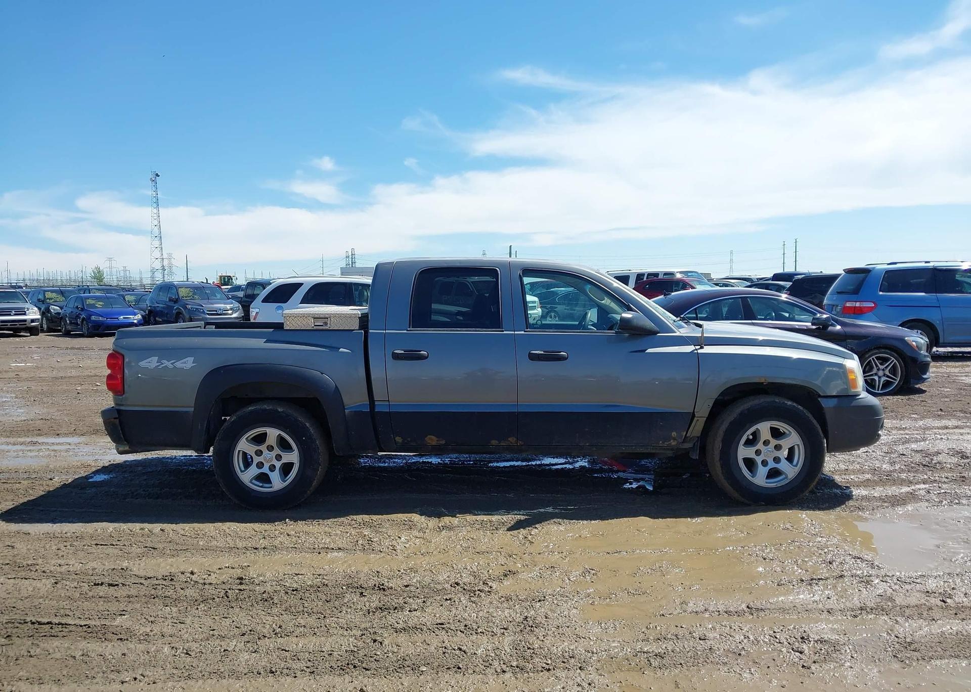 2005 DODGE DAKOTA ST