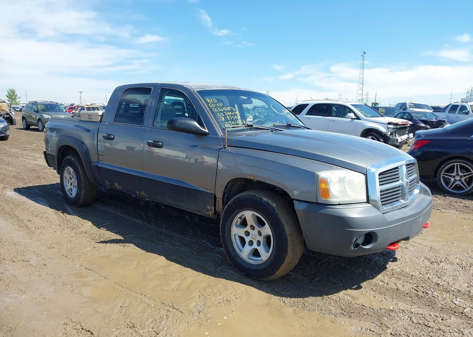 2005 DODGE DAKOTA ST