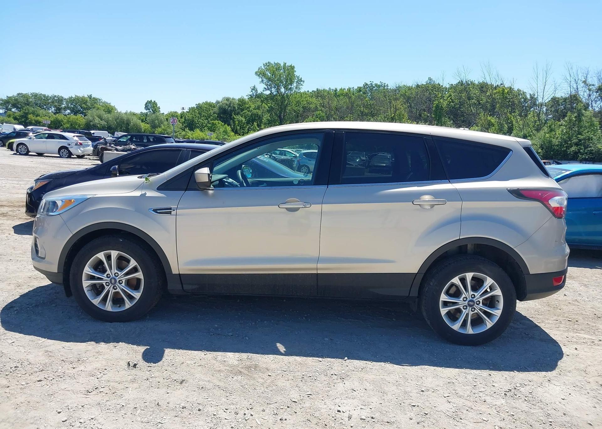 2017 FORD ESCAPE SE