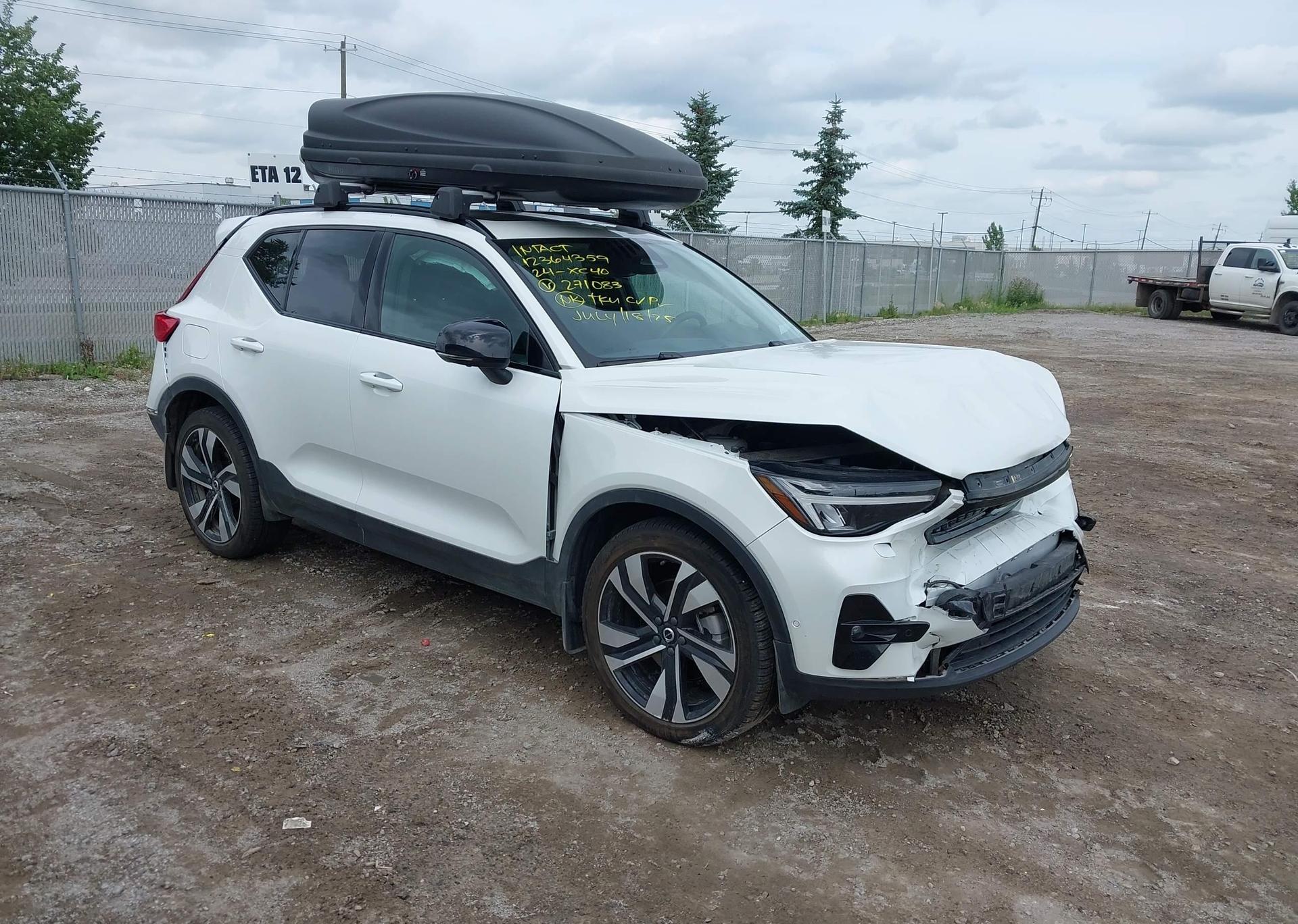 2024 VOLVO XC40 B5 PLUS DARK THEME