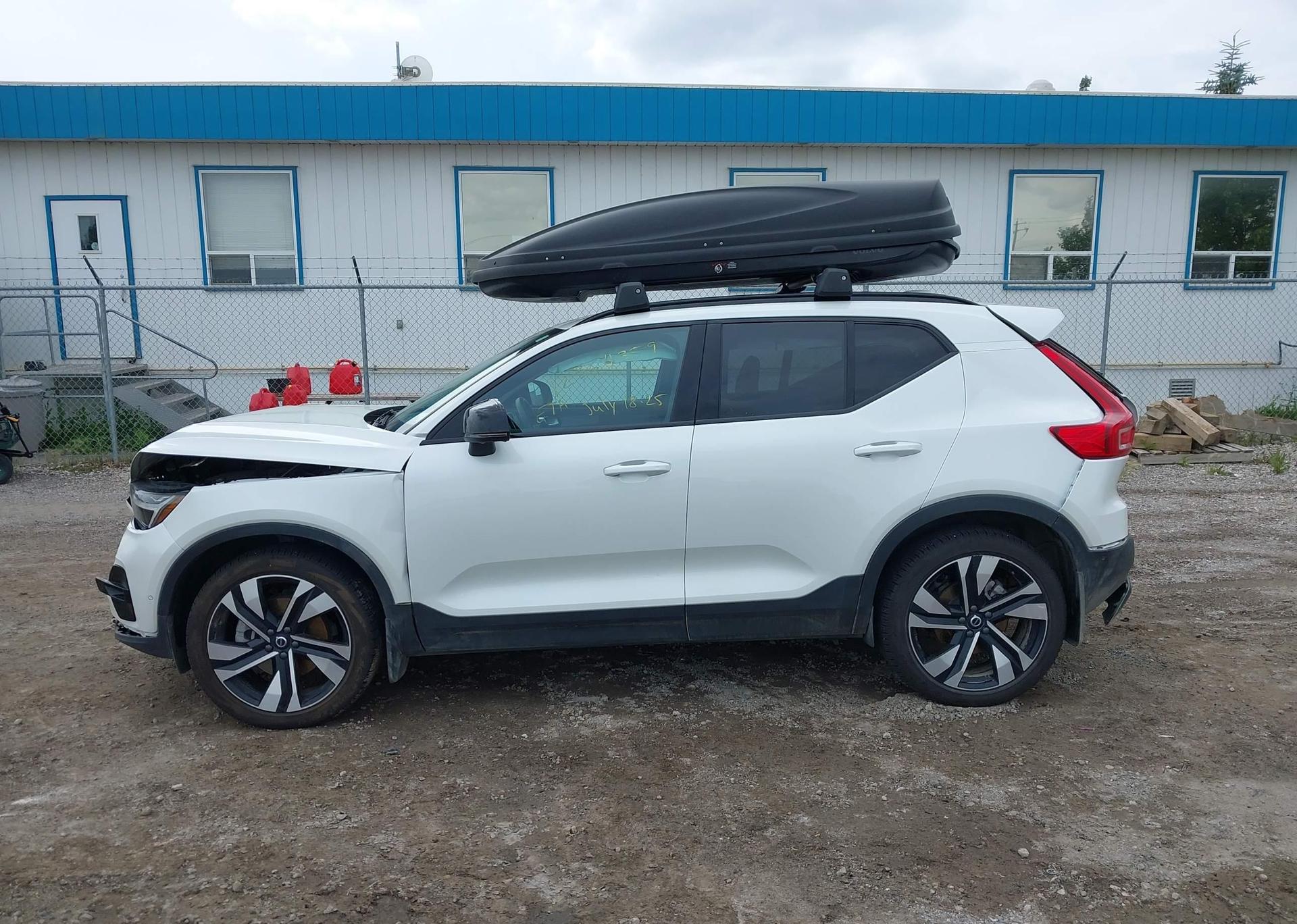 2024 VOLVO XC40 B5 PLUS DARK THEME