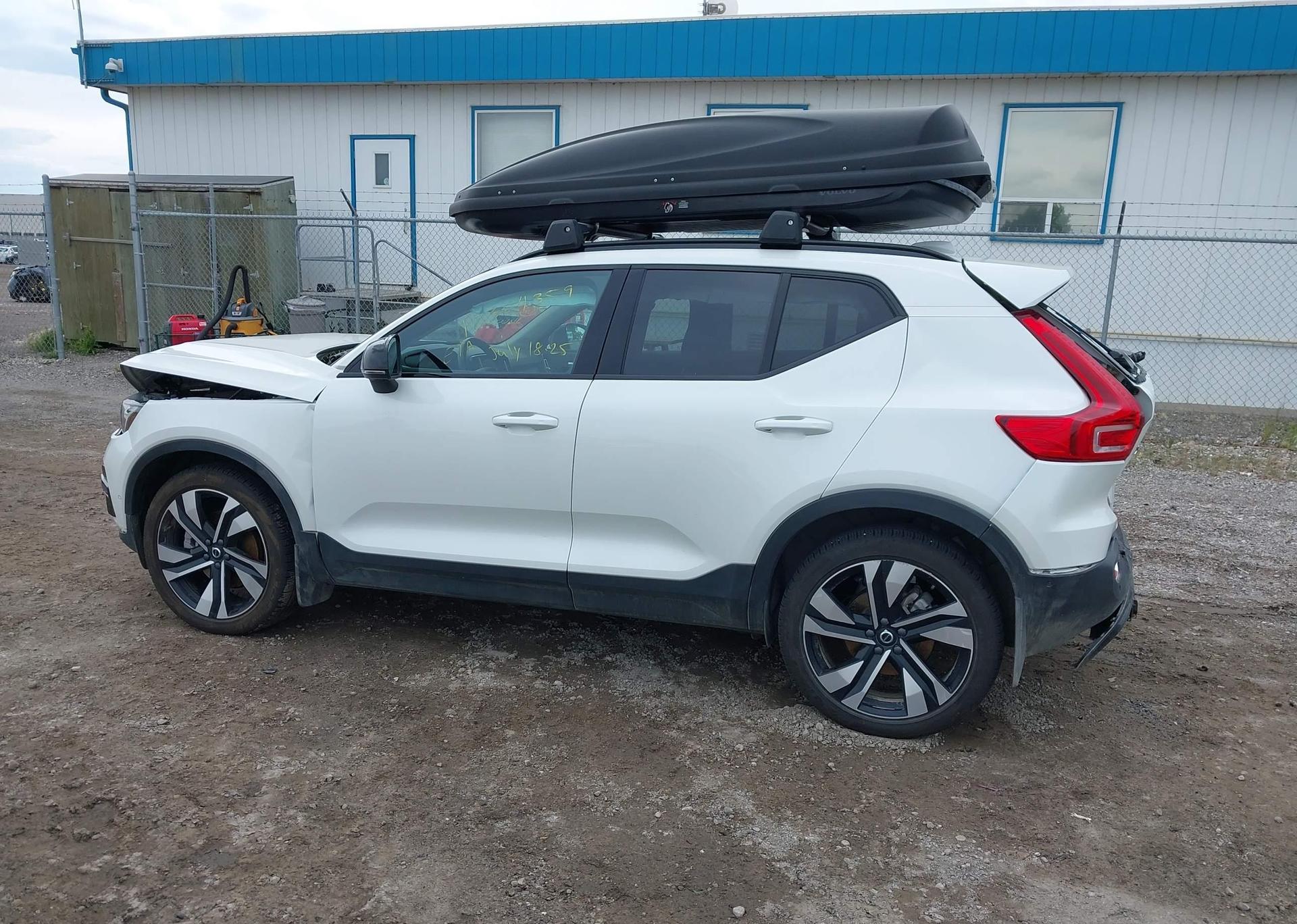 2024 VOLVO XC40 B5 PLUS DARK THEME
