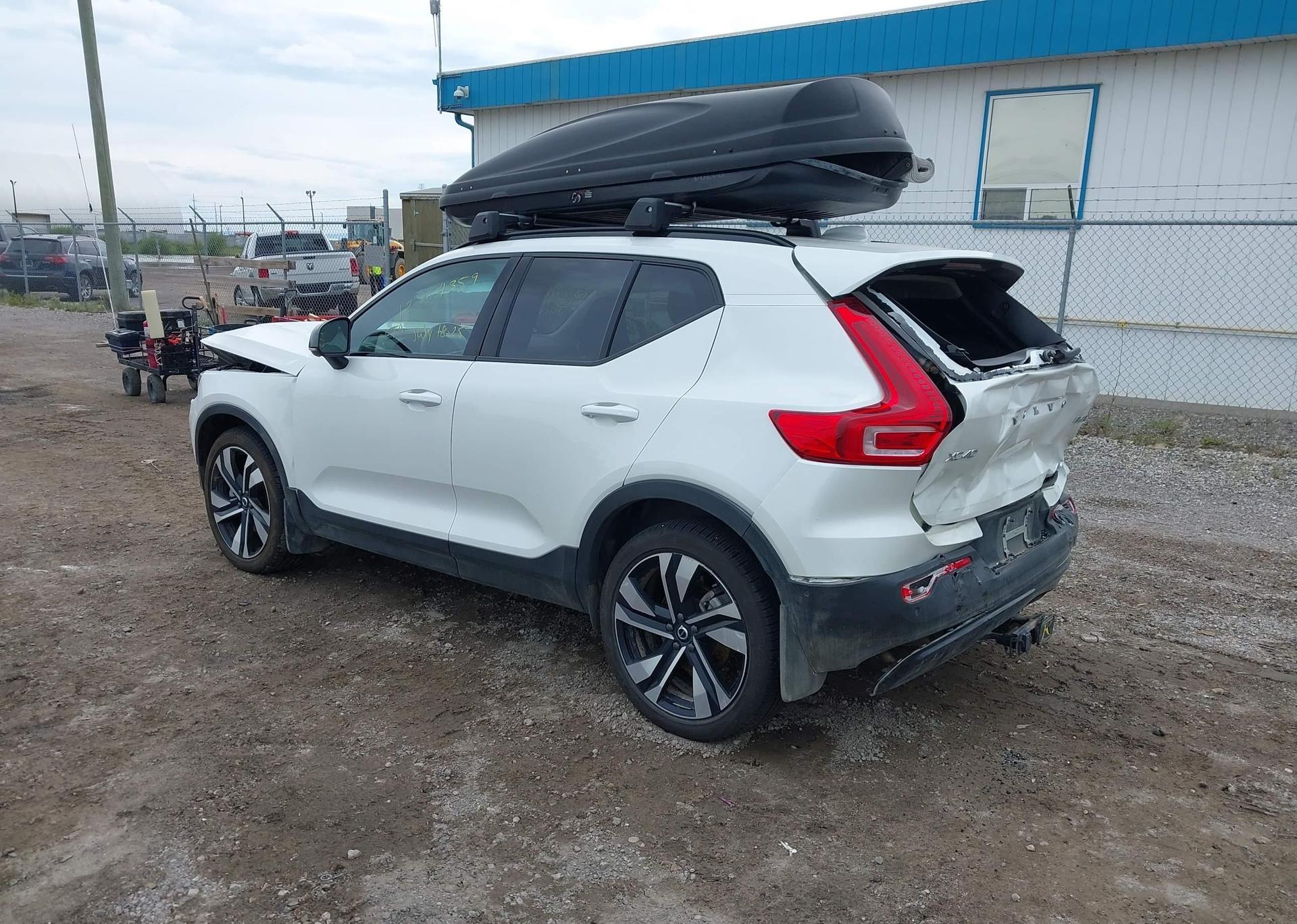 2024 VOLVO XC40 B5 PLUS DARK THEME