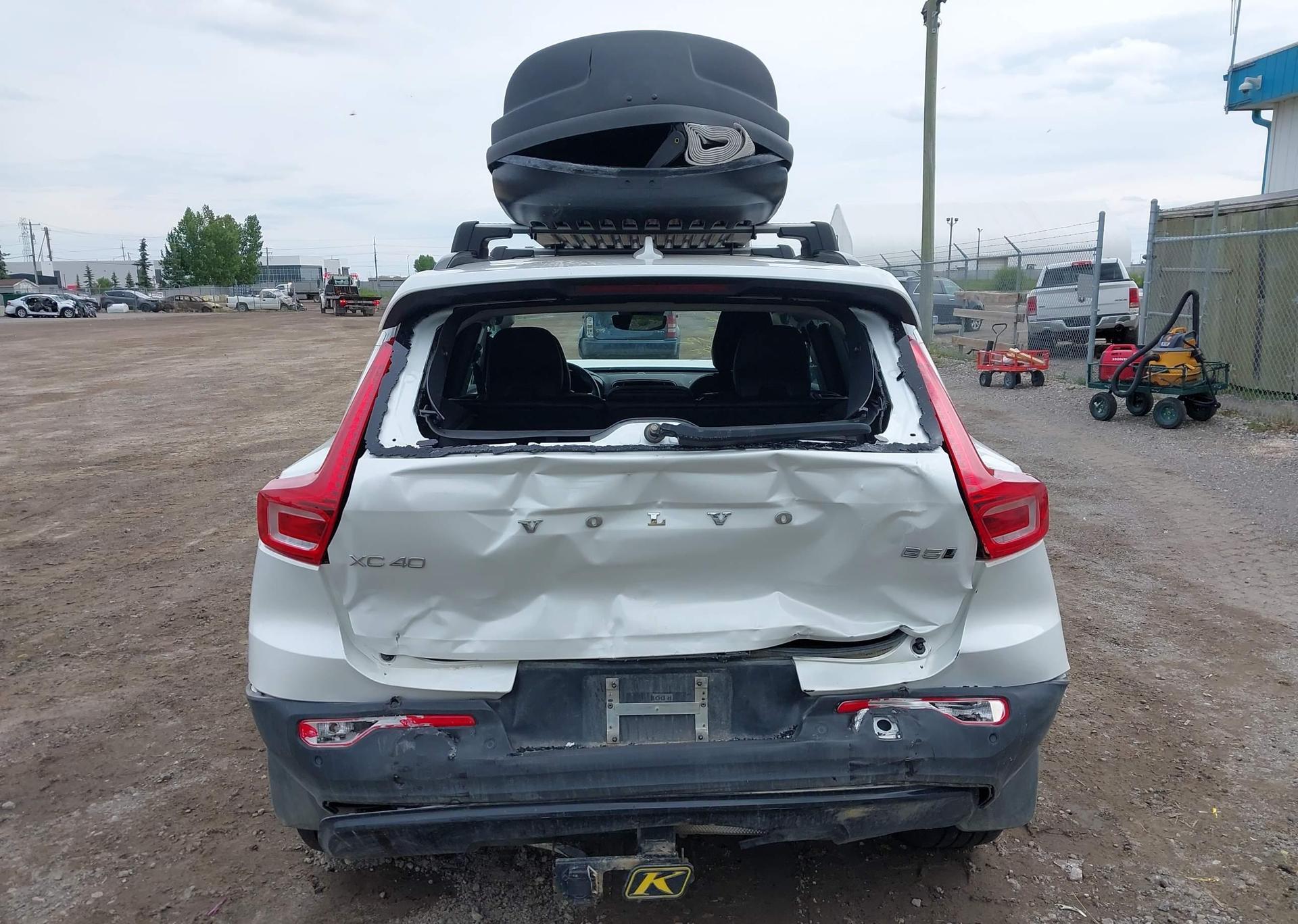 2024 VOLVO XC40 B5 PLUS DARK THEME
