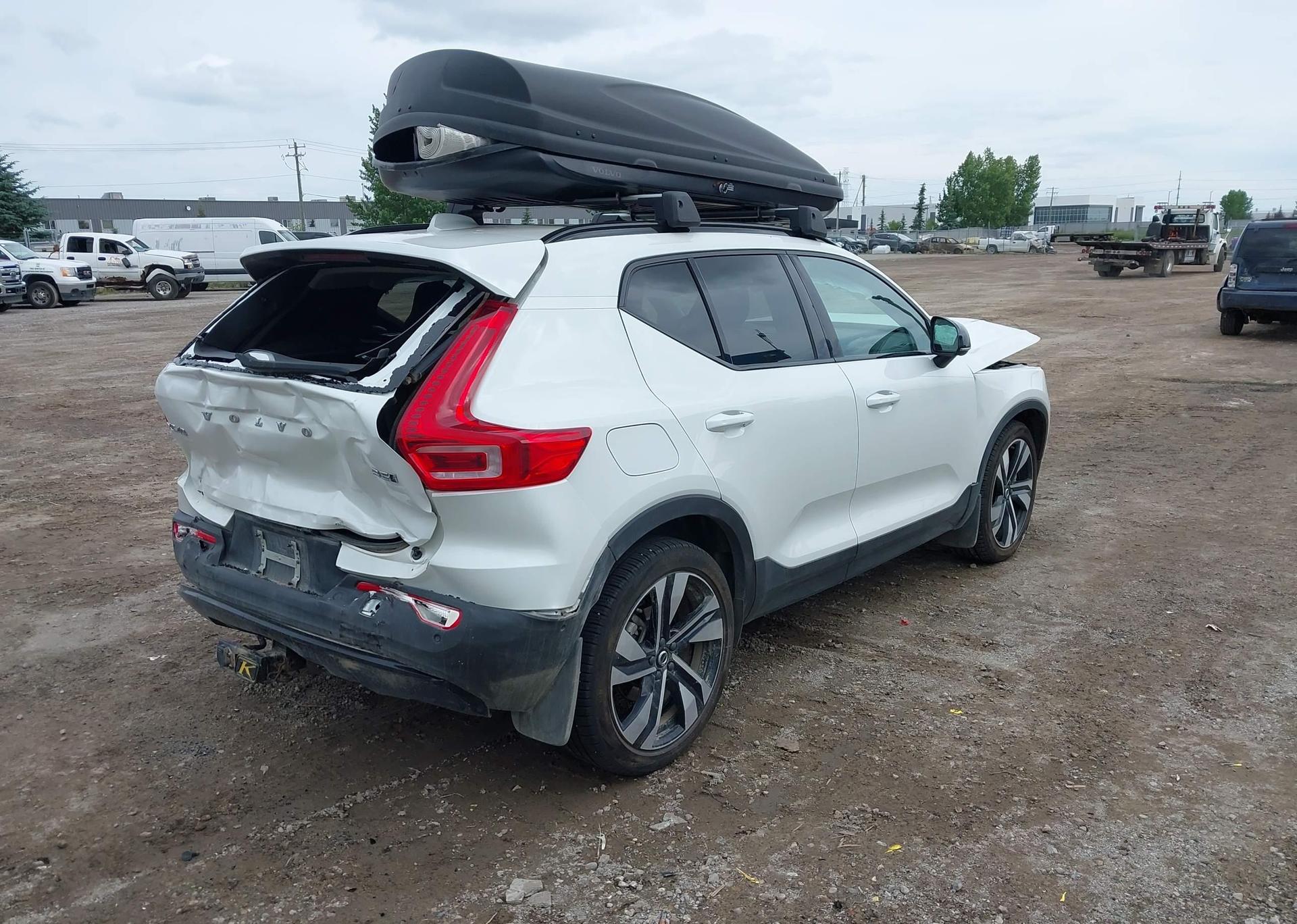 2024 VOLVO XC40 B5 PLUS DARK THEME