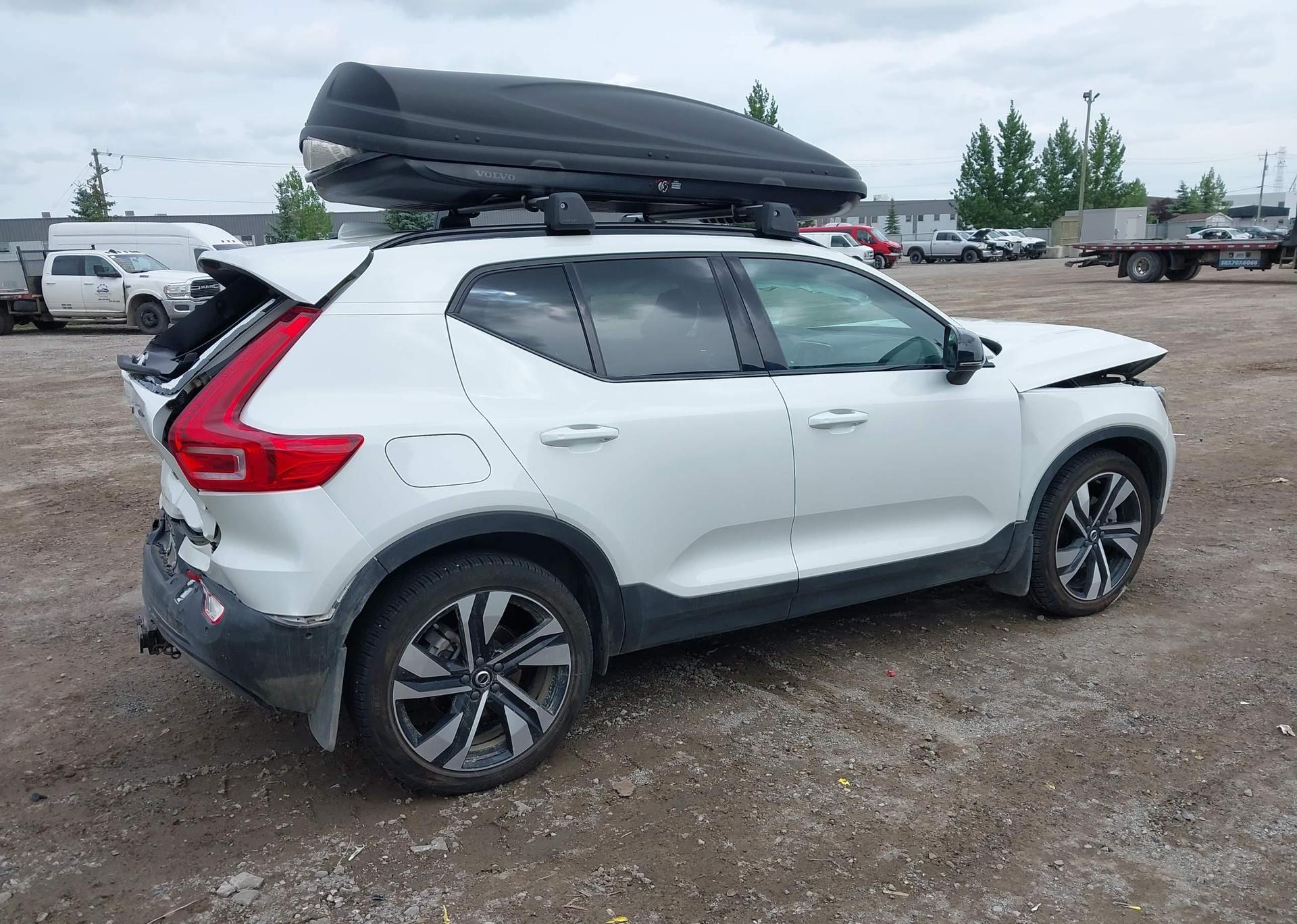 2024 VOLVO XC40 B5 PLUS DARK THEME