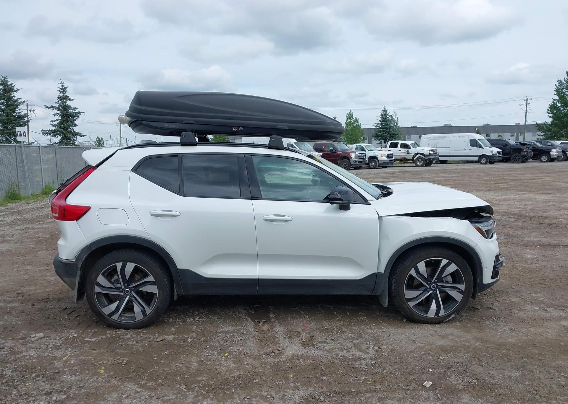 2024 VOLVO XC40 B5 PLUS DARK THEME