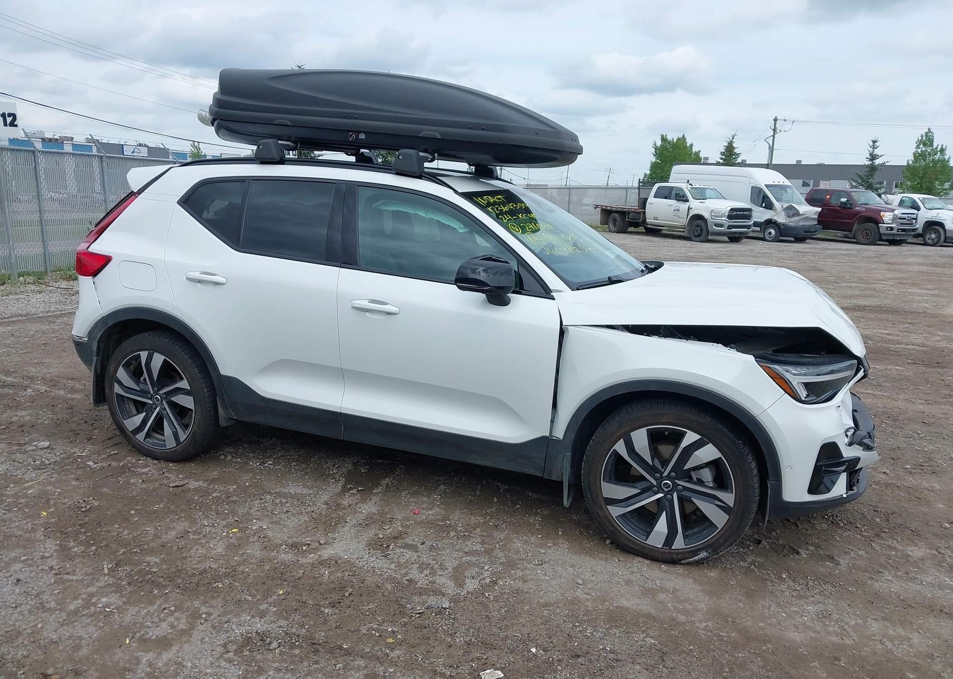 2024 VOLVO XC40 B5 PLUS DARK THEME