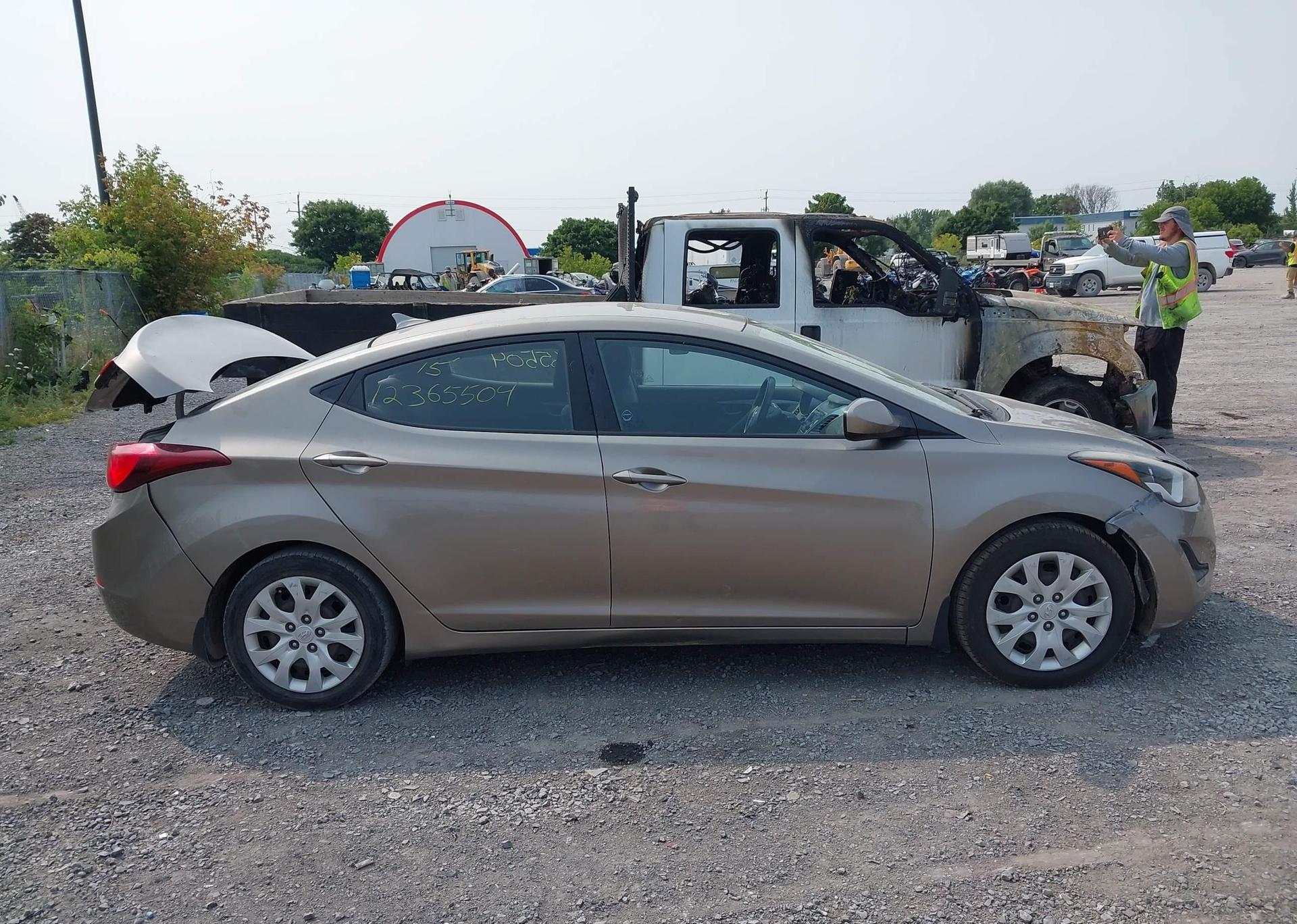 2015 HYUNDAI ELANTRA SE