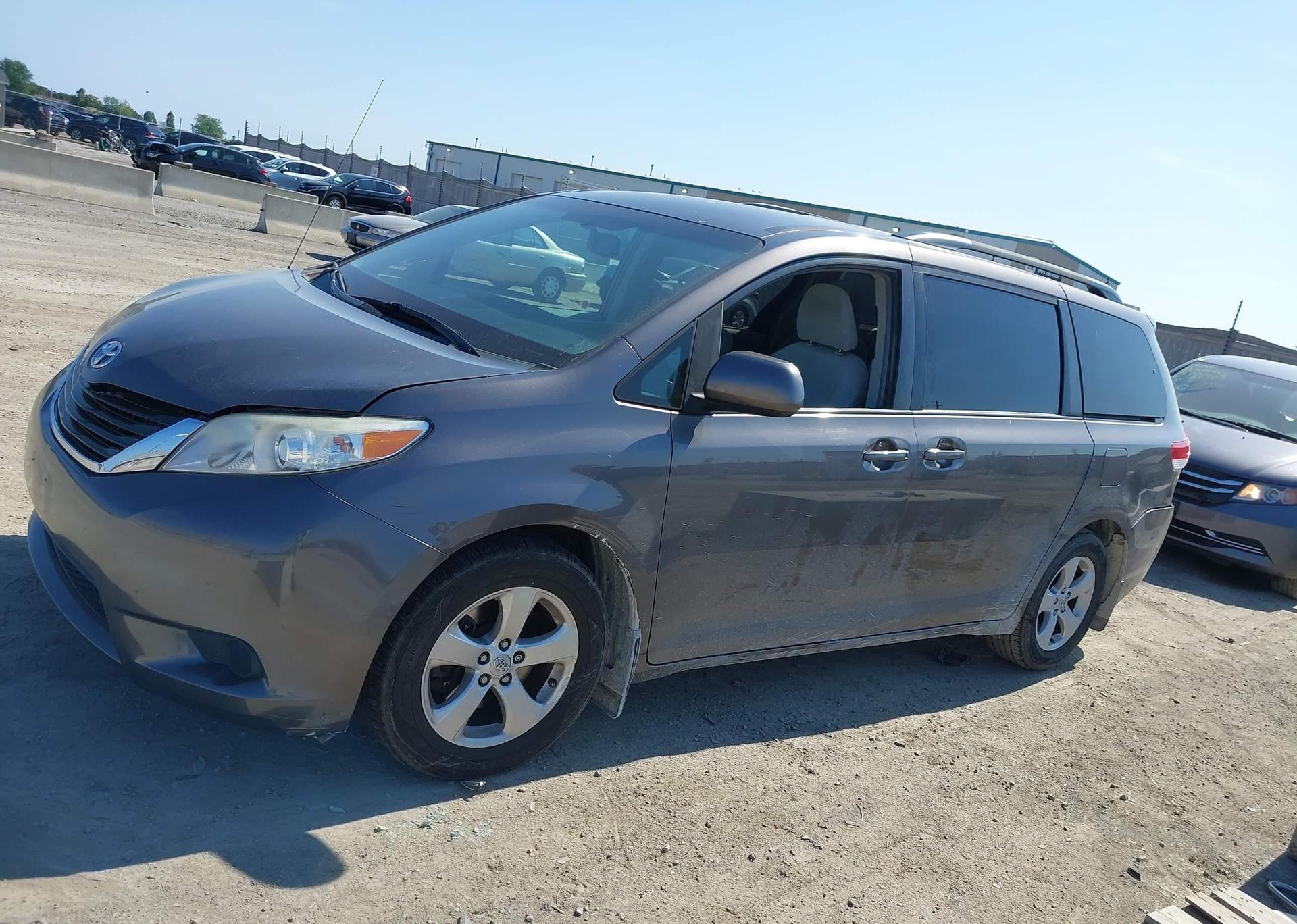 2014 TOYOTA SIENNA LE V6