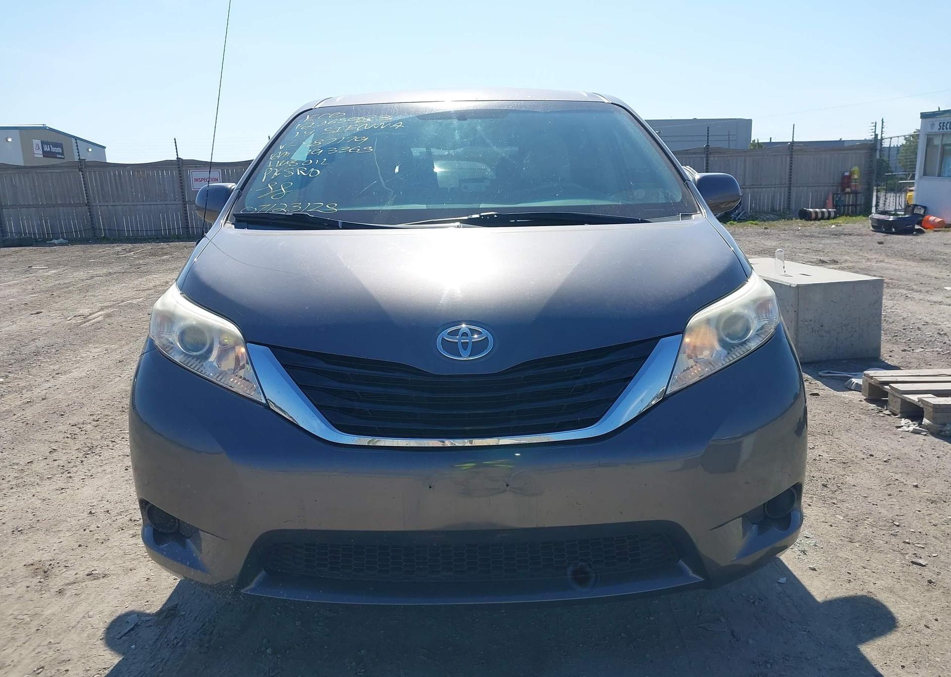 2014 TOYOTA SIENNA LE V6