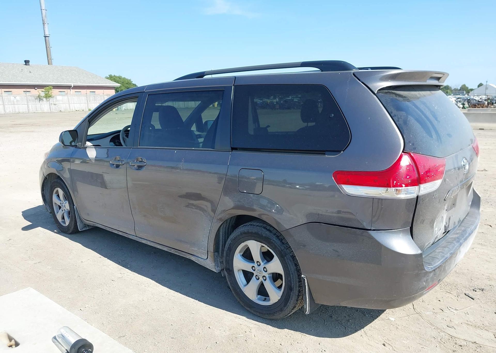 2014 TOYOTA SIENNA LE V6
