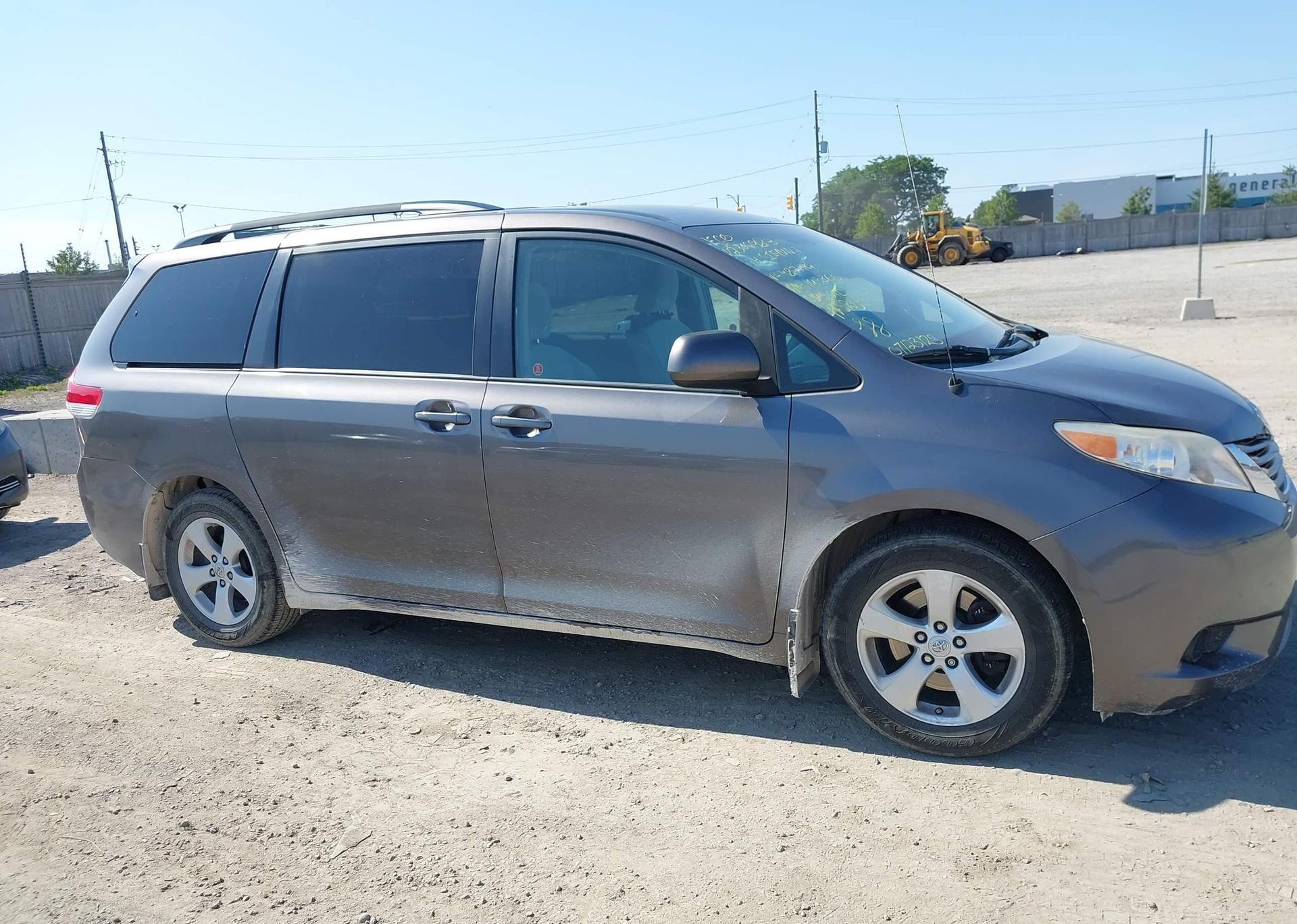 2014 TOYOTA SIENNA LE V6