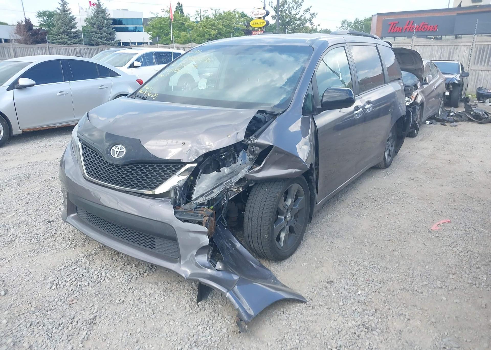 2016 TOYOTA SIENNA SE
