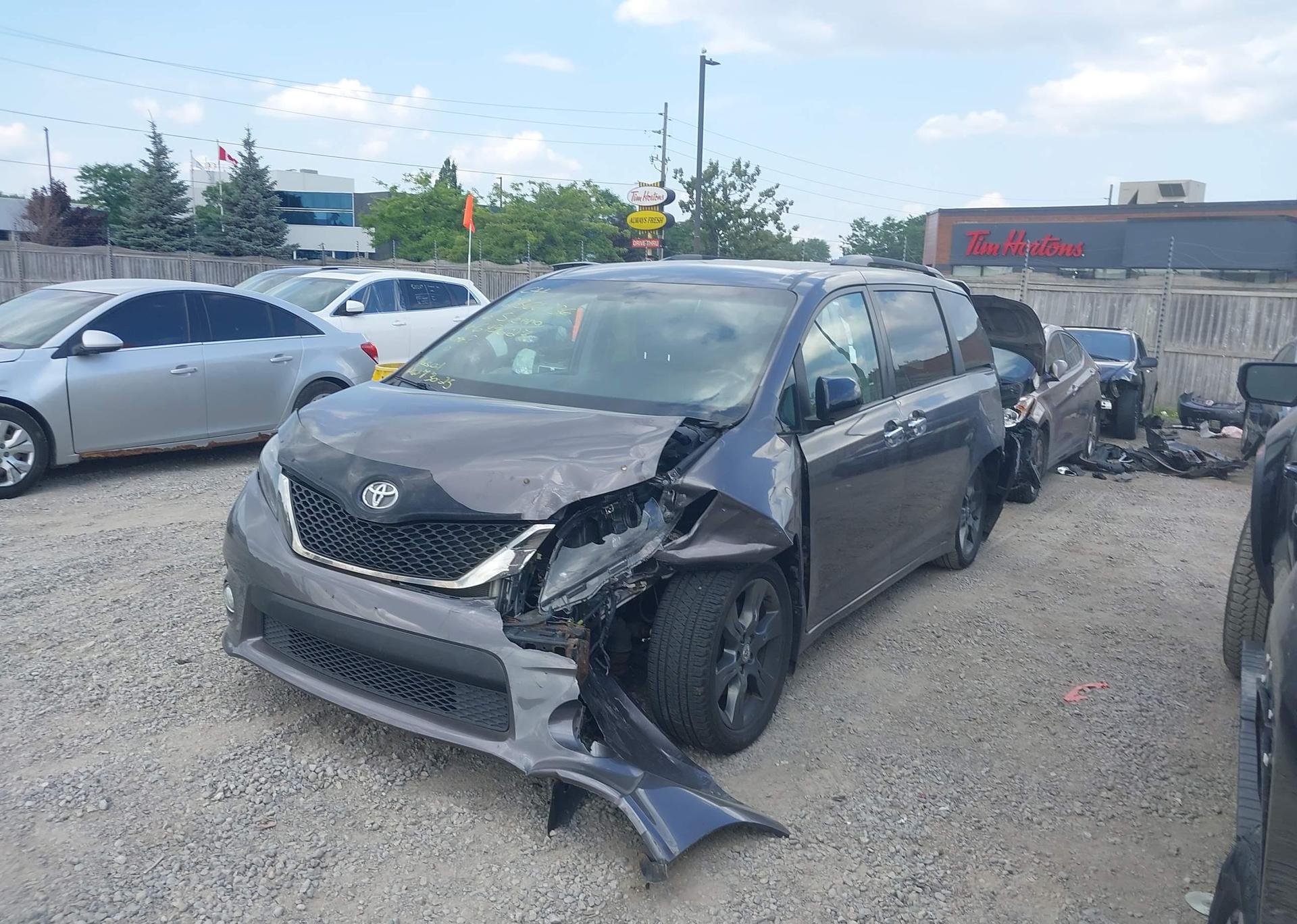 2016 TOYOTA SIENNA SE
