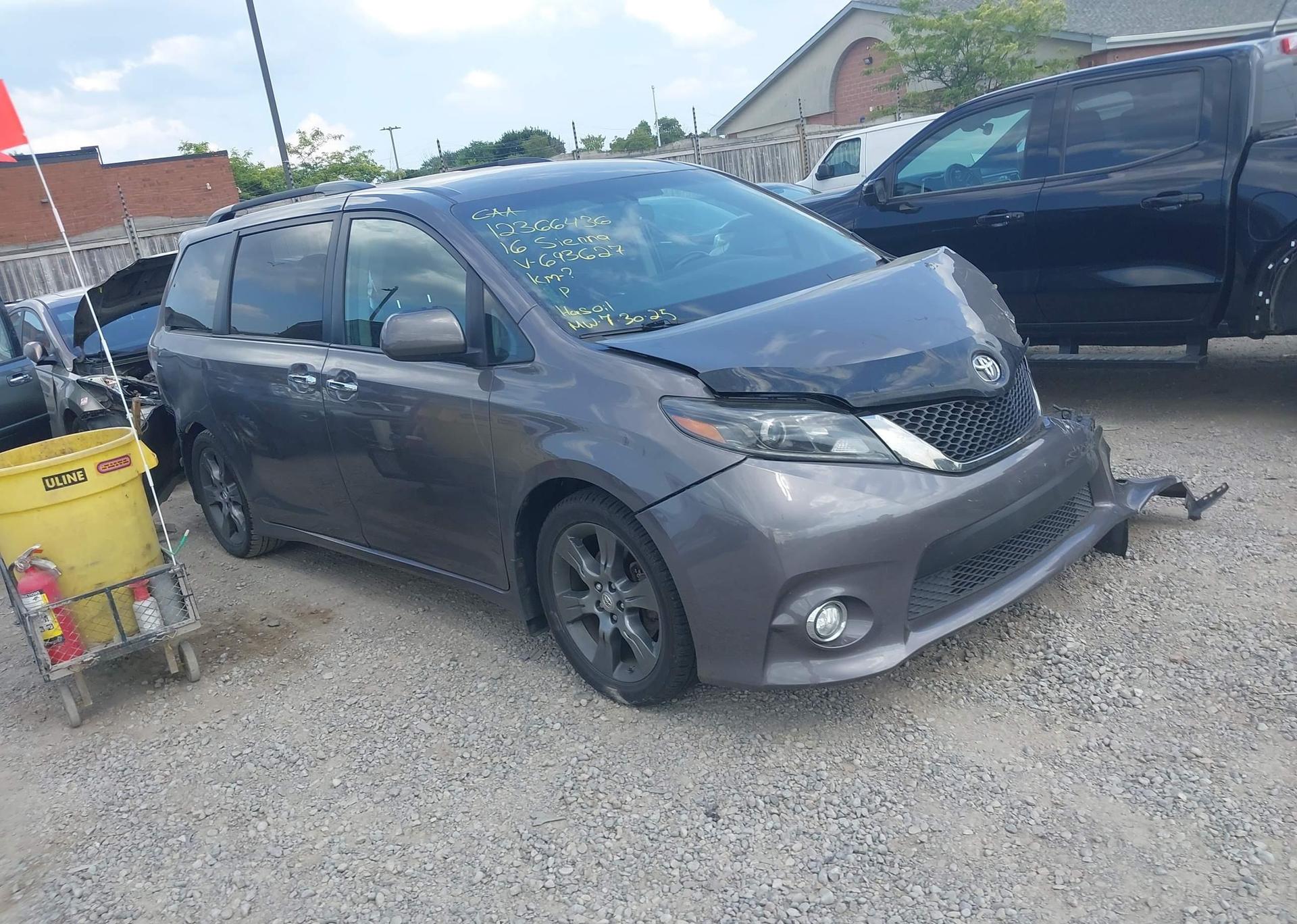 2016 TOYOTA SIENNA SE