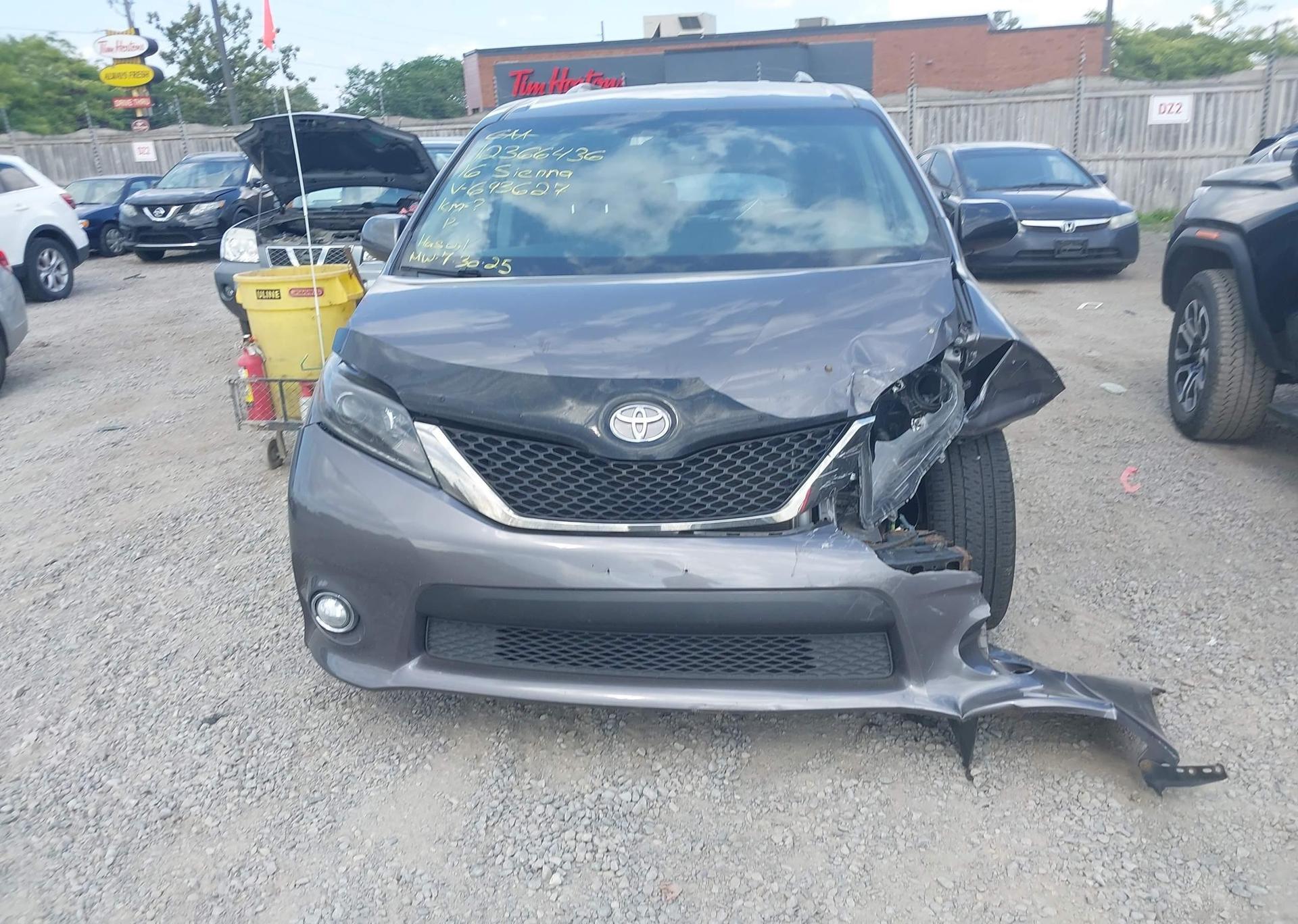 2016 TOYOTA SIENNA SE
