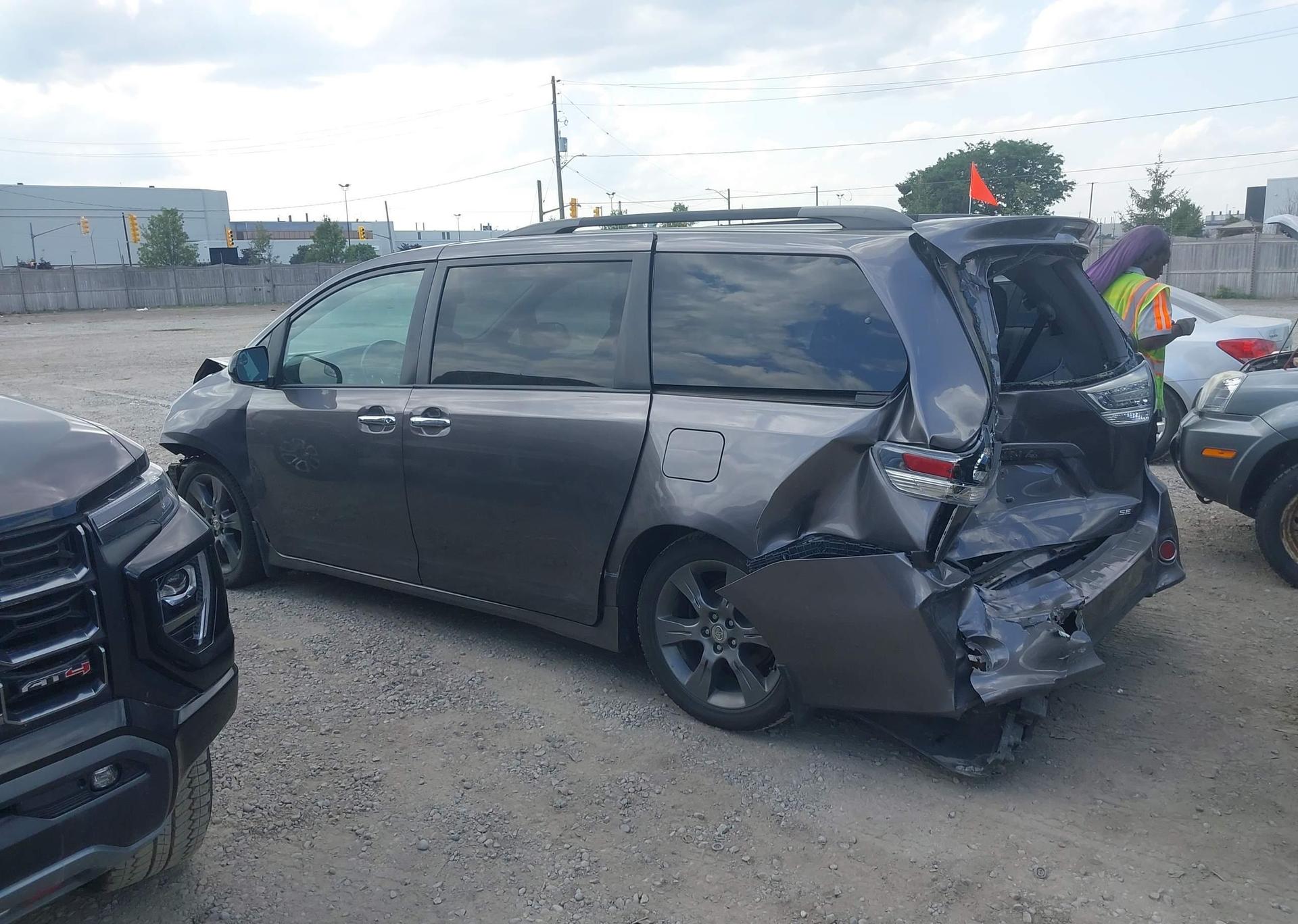 2016 TOYOTA SIENNA SE