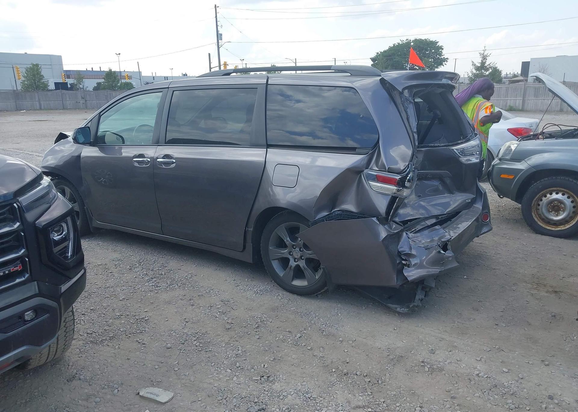 2016 TOYOTA SIENNA SE