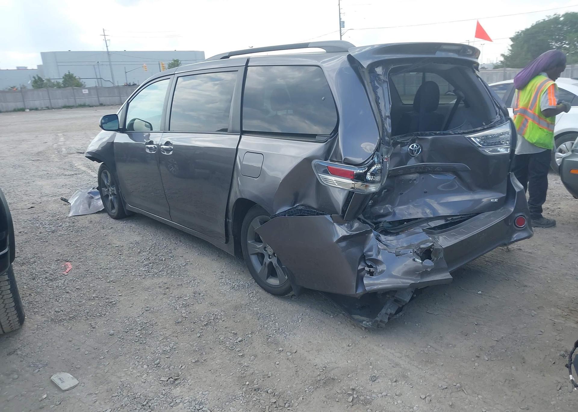 2016 TOYOTA SIENNA SE