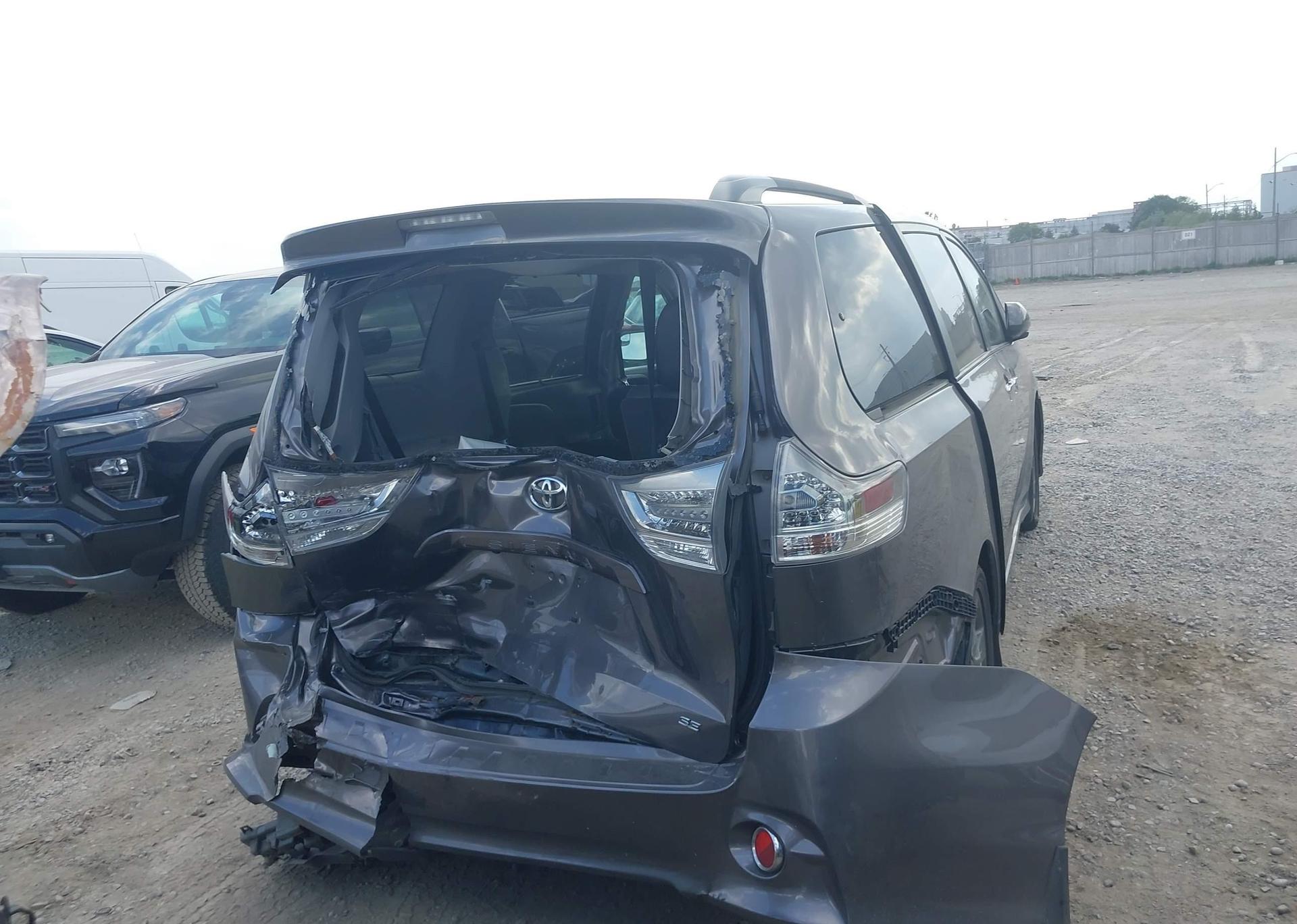 2016 TOYOTA SIENNA SE