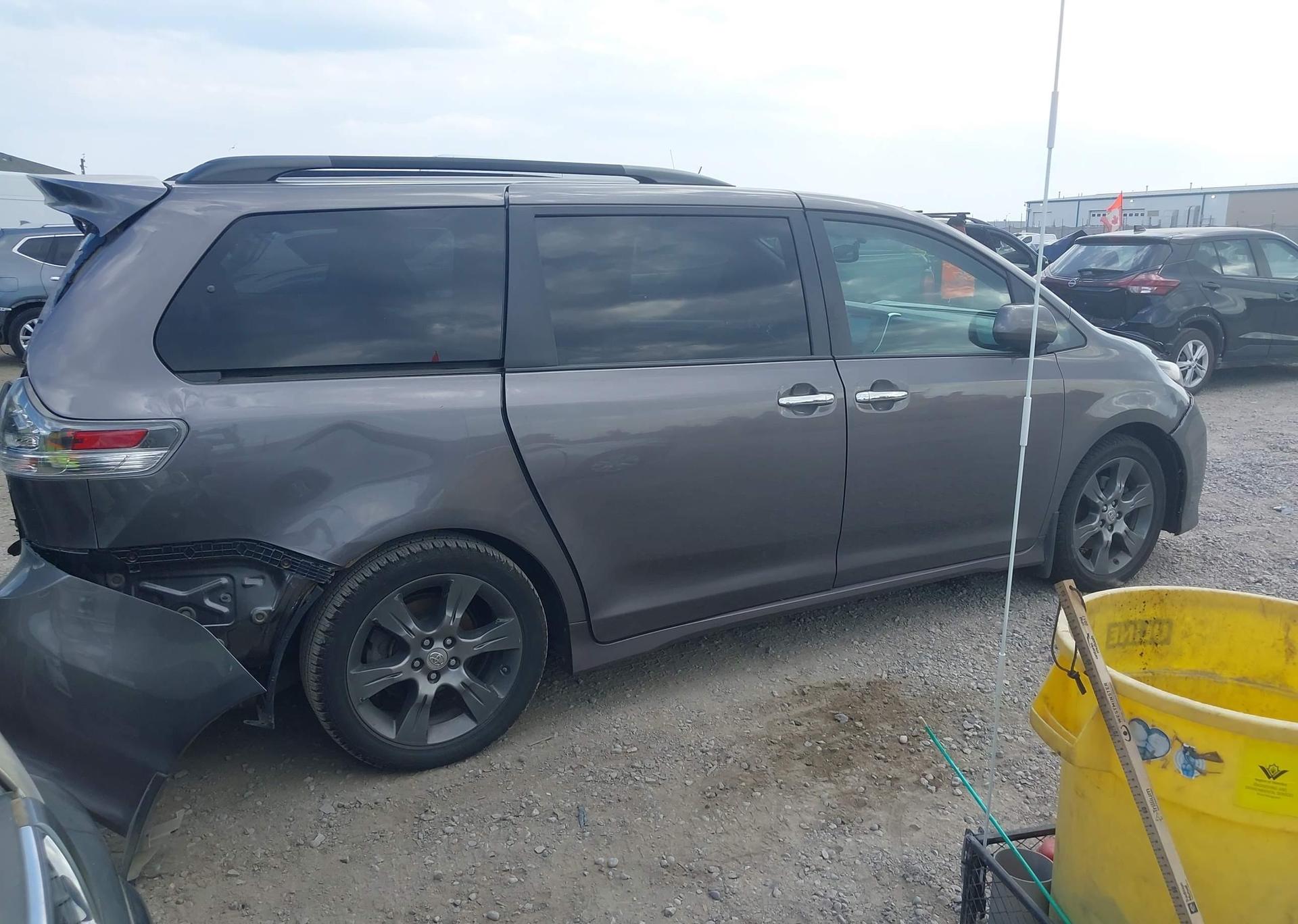 2016 TOYOTA SIENNA SE