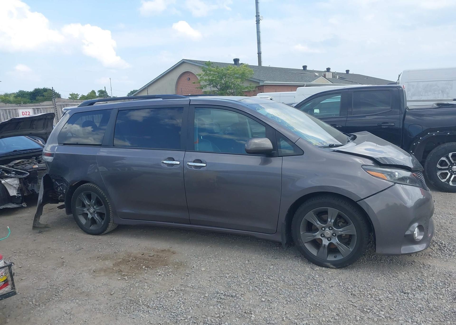 2016 TOYOTA SIENNA SE