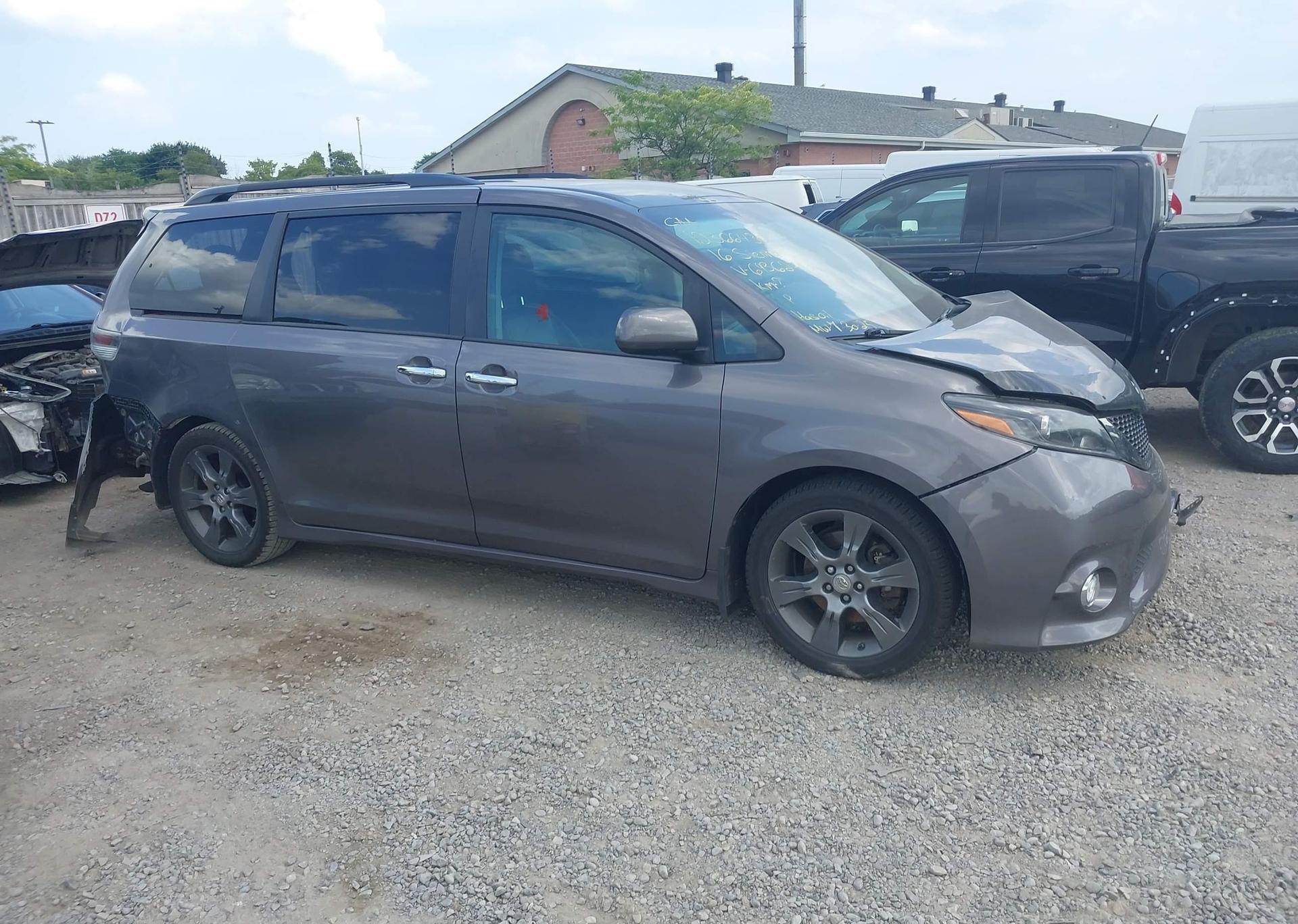 2016 TOYOTA SIENNA SE