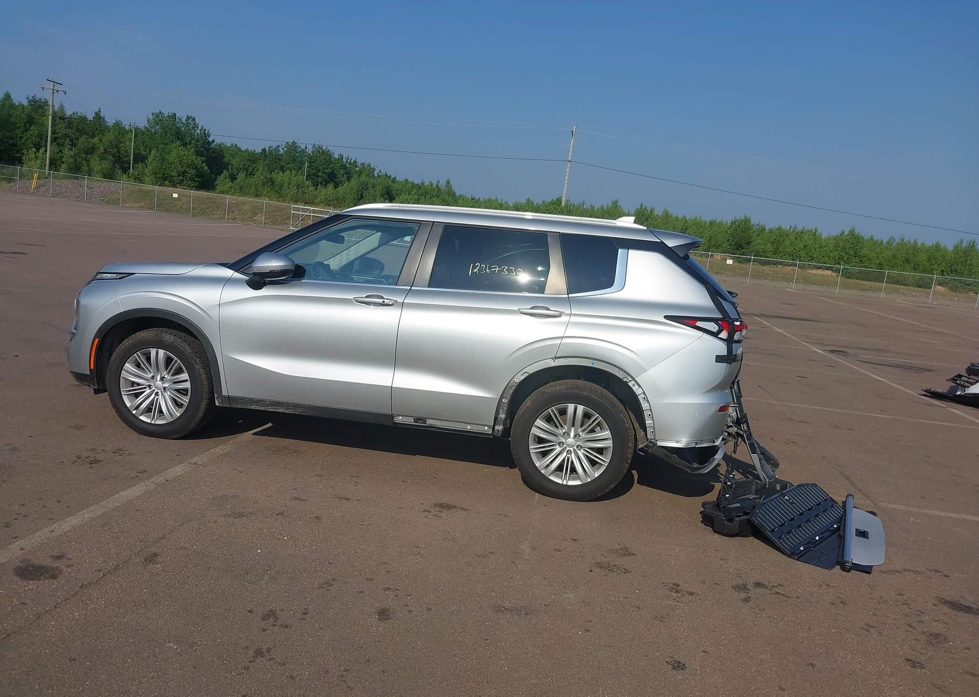 2022 MITSUBISHI OUTLANDER LE
