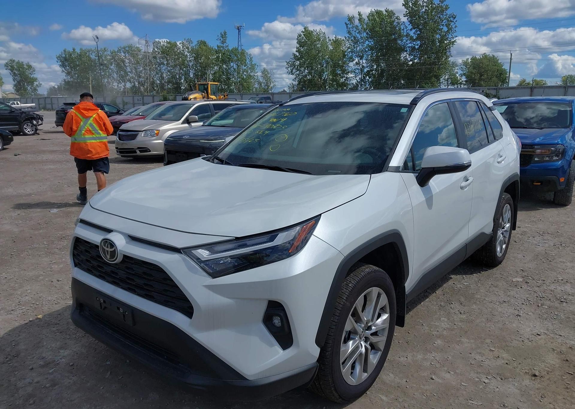 2025 TOYOTA RAV4 XLE