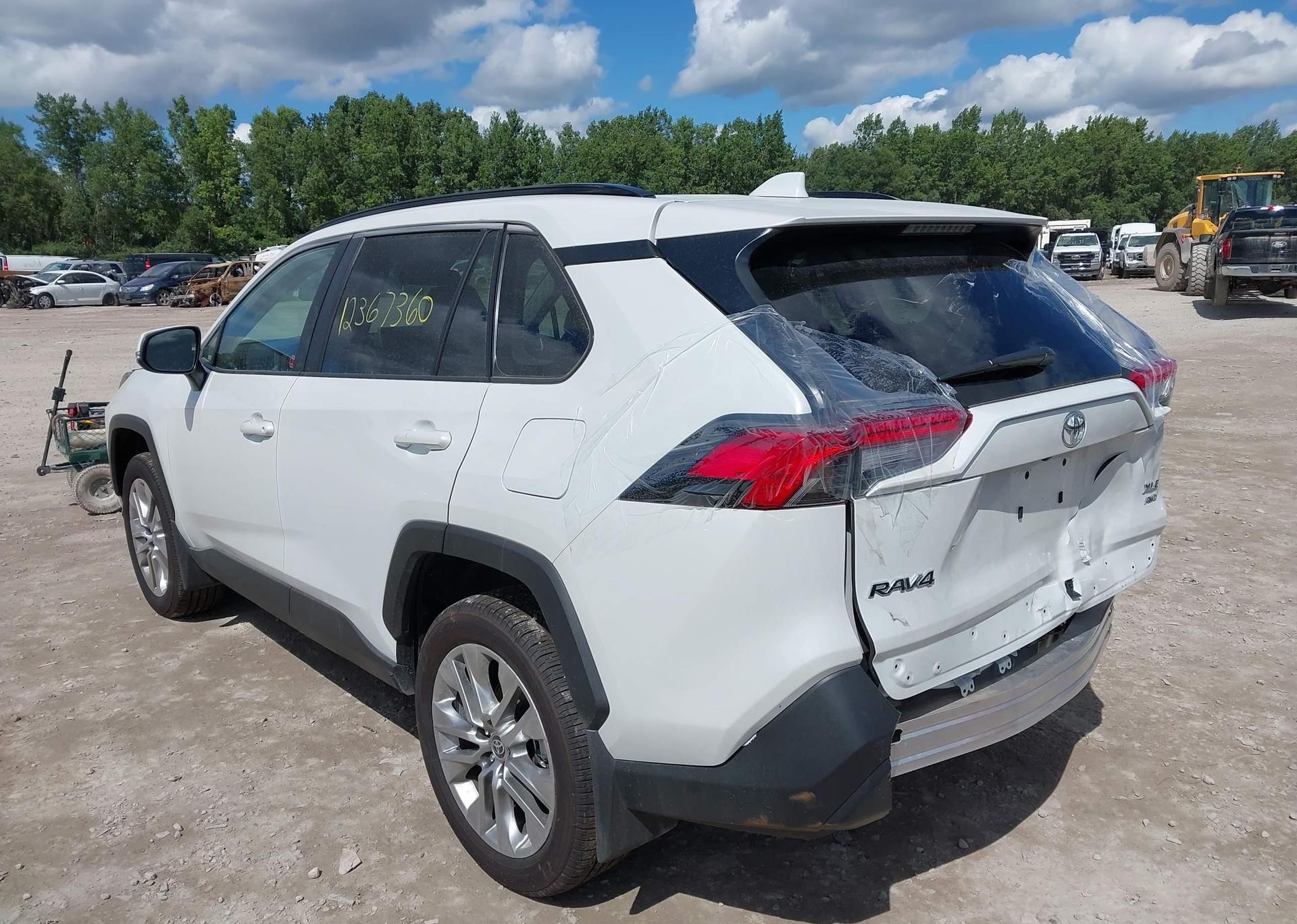2025 TOYOTA RAV4 XLE
