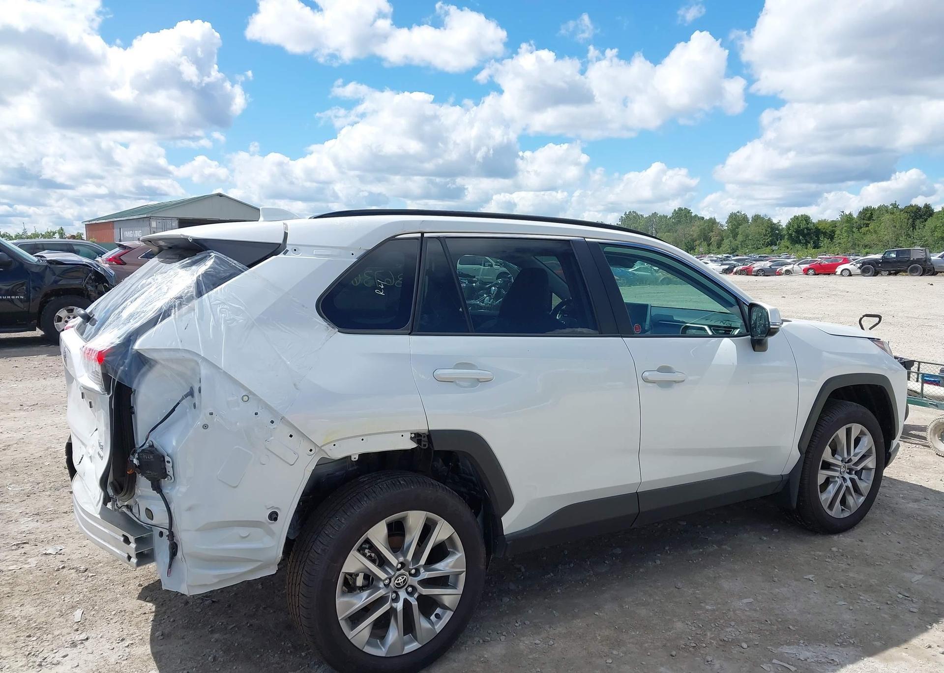 2025 TOYOTA RAV4 XLE