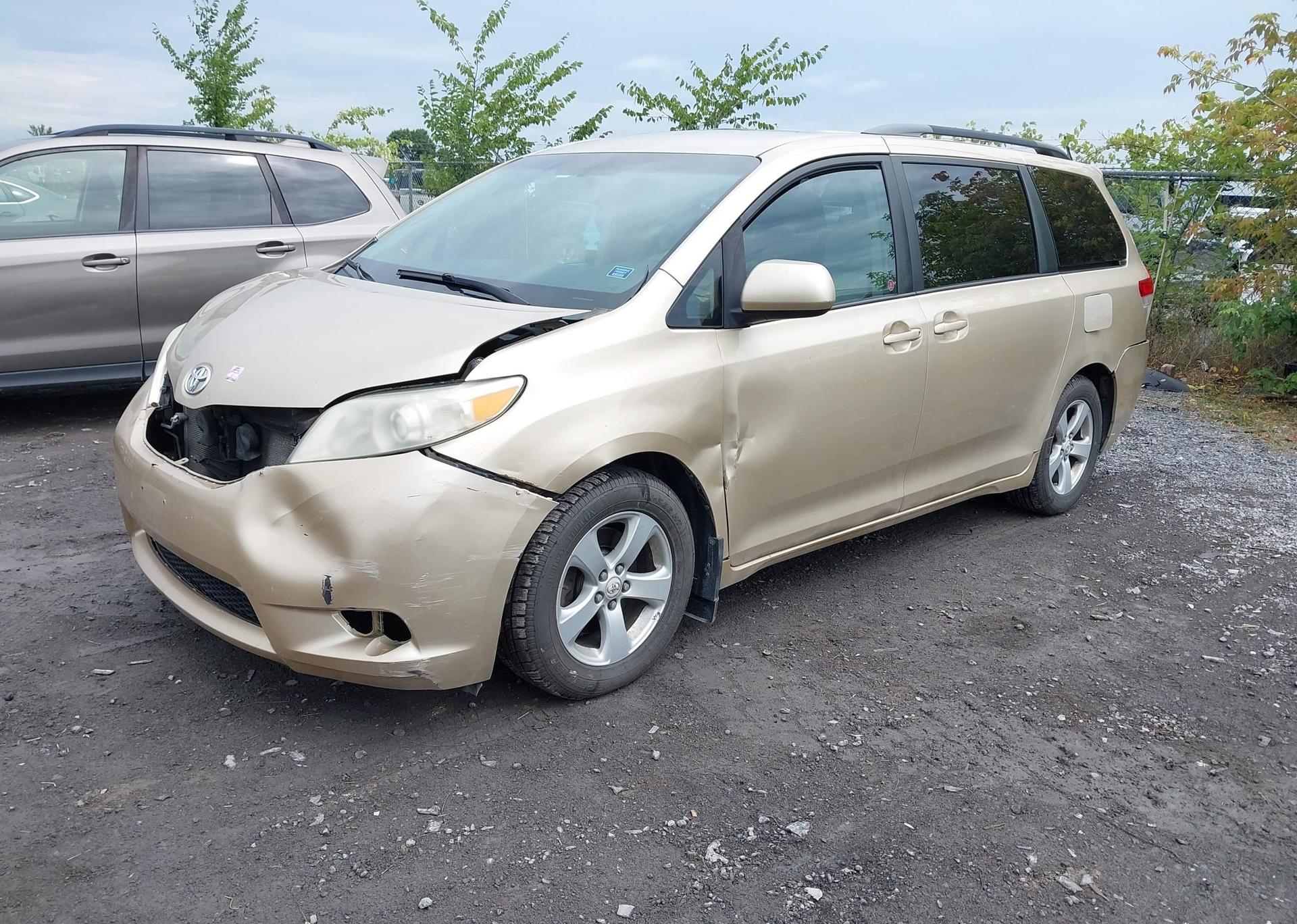 2011 TOYOTA SIENNA LE
