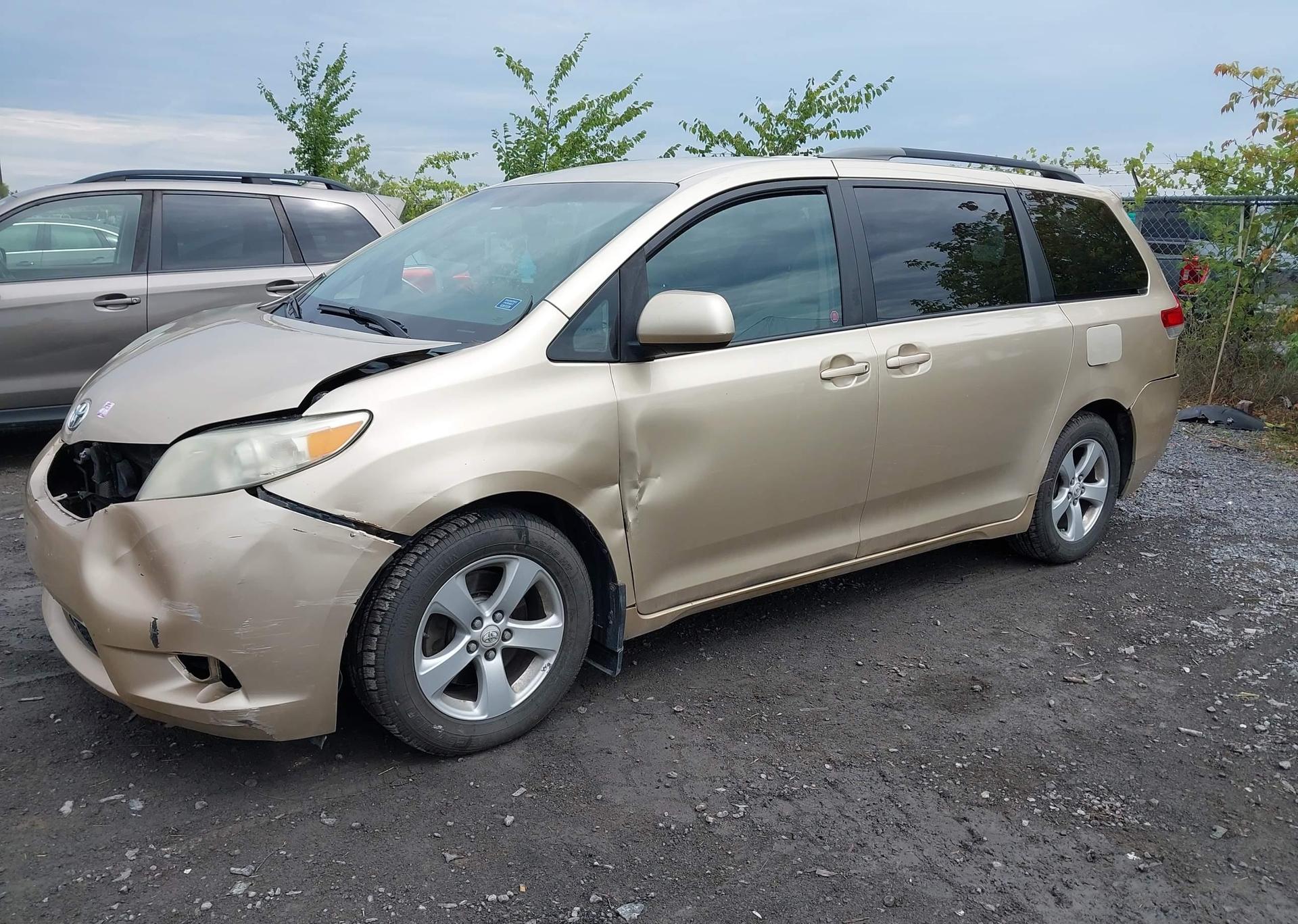 2011 TOYOTA SIENNA LE