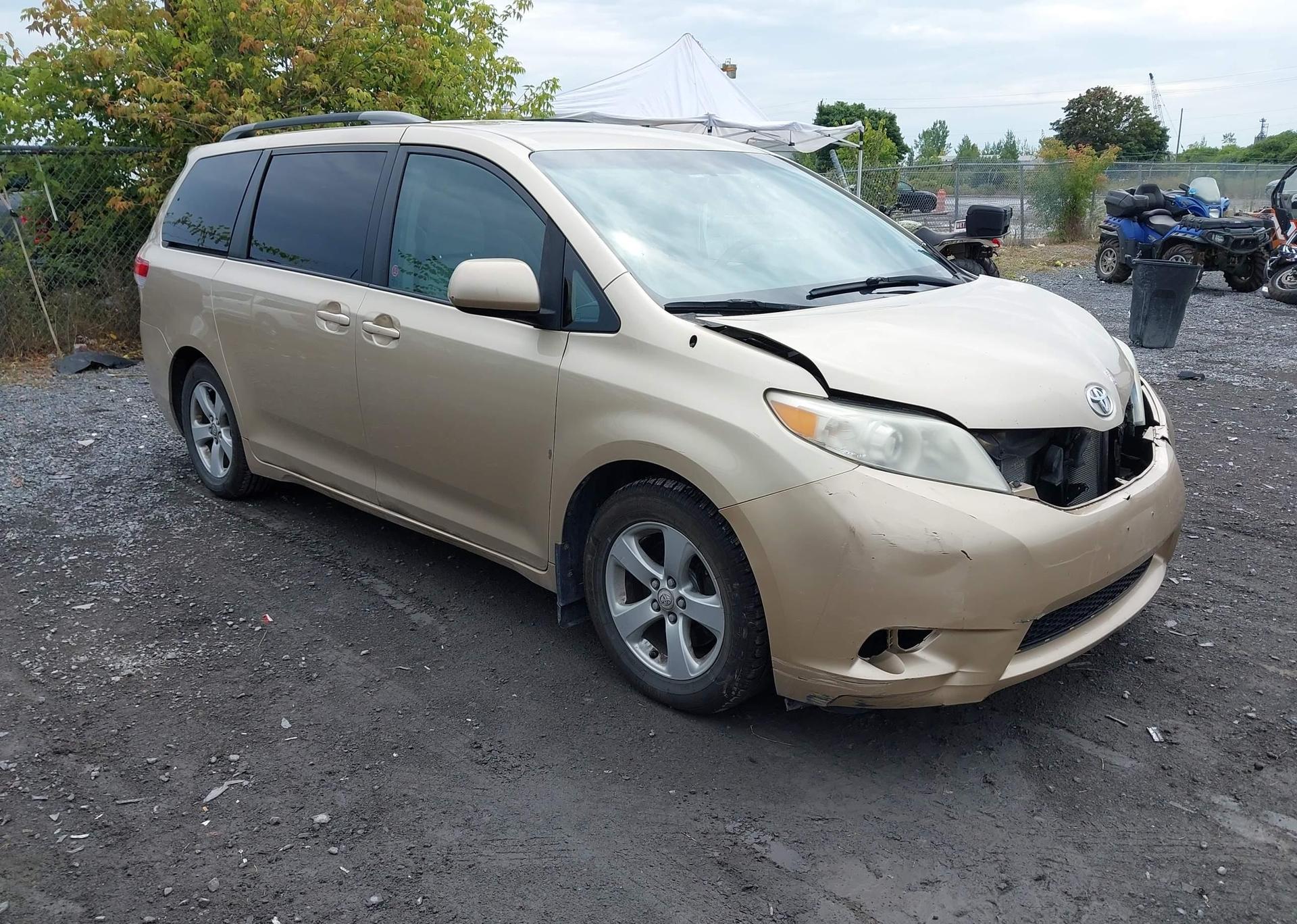 2011 TOYOTA SIENNA LE