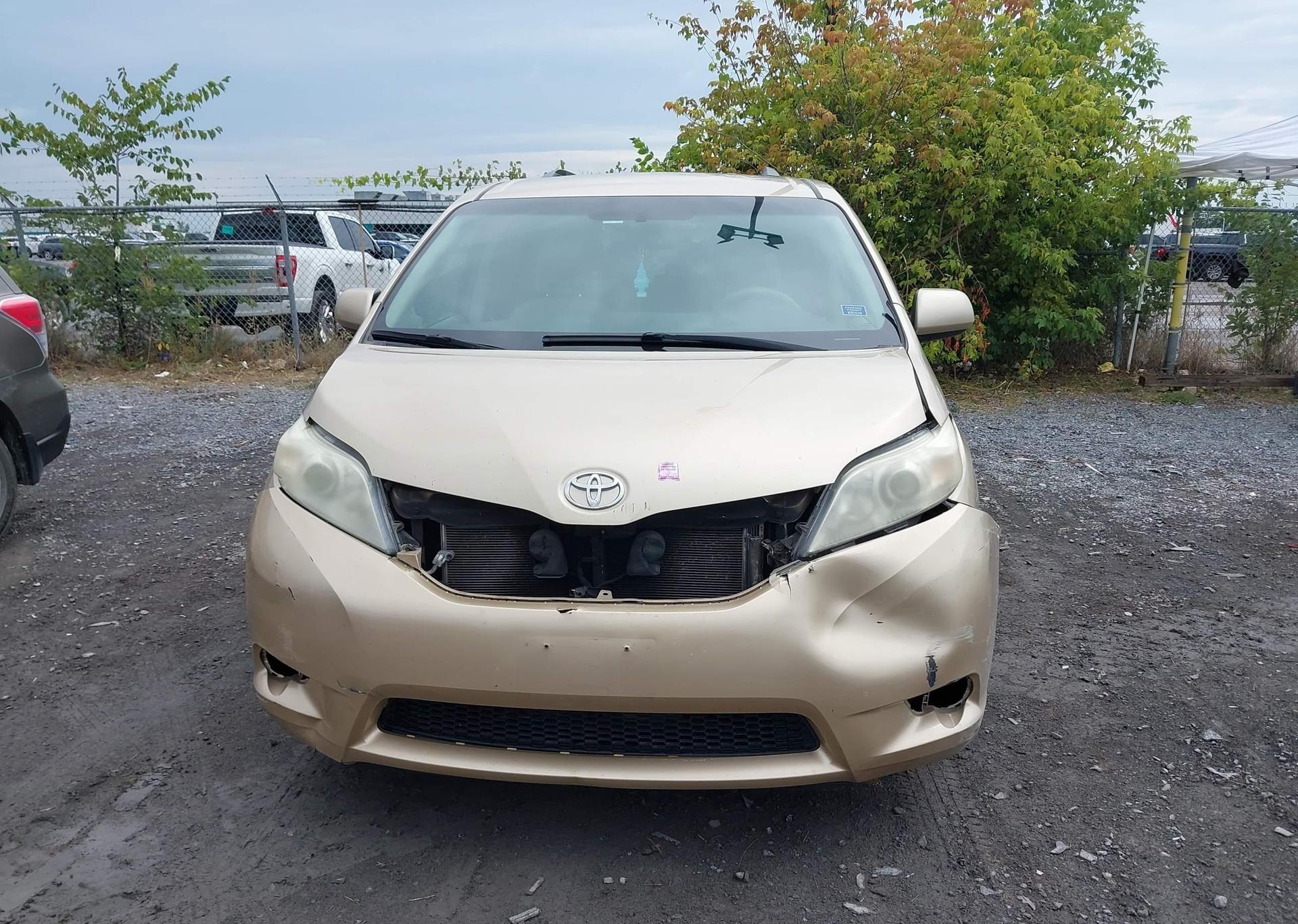 2011 TOYOTA SIENNA LE
