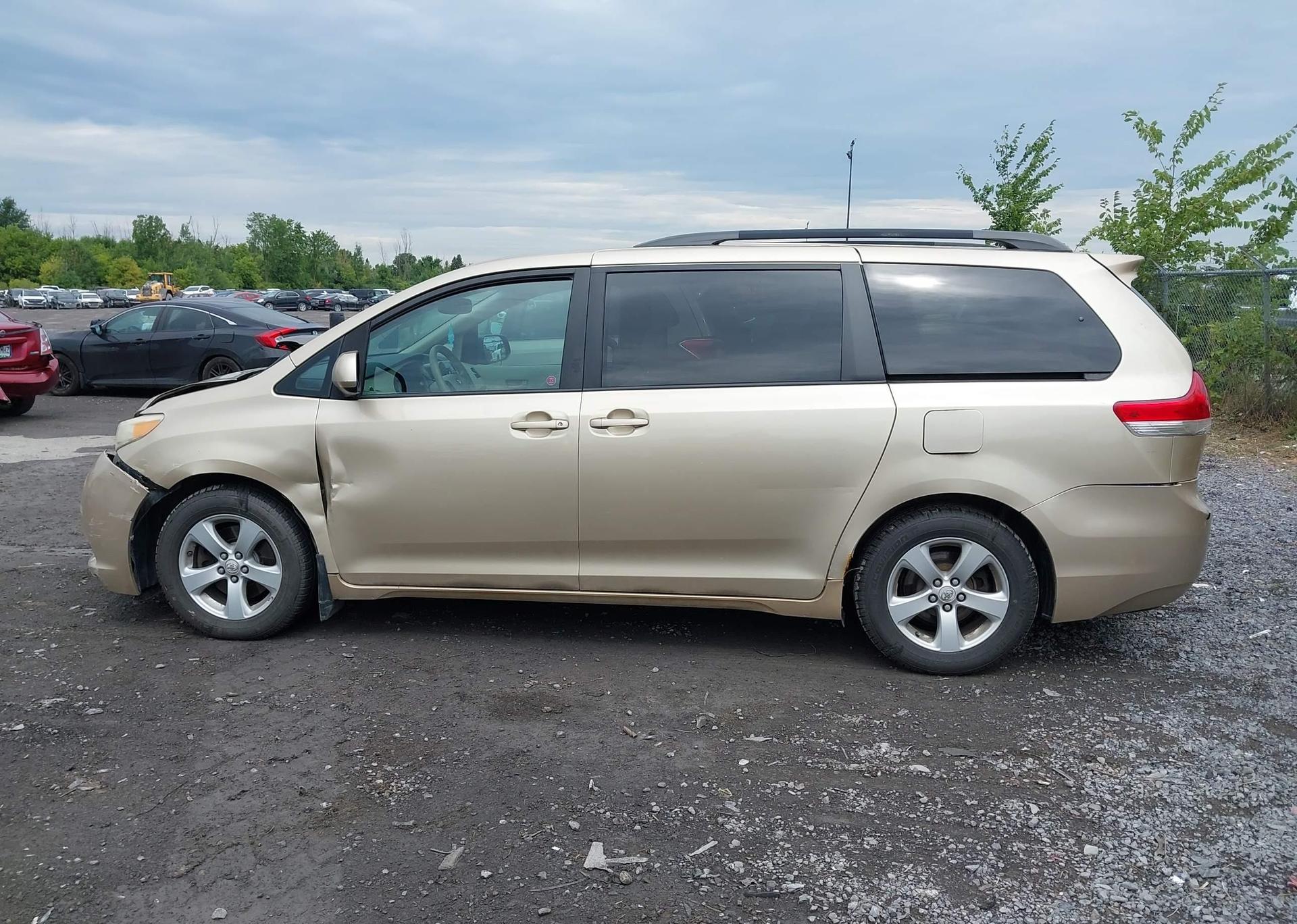 2011 TOYOTA SIENNA LE