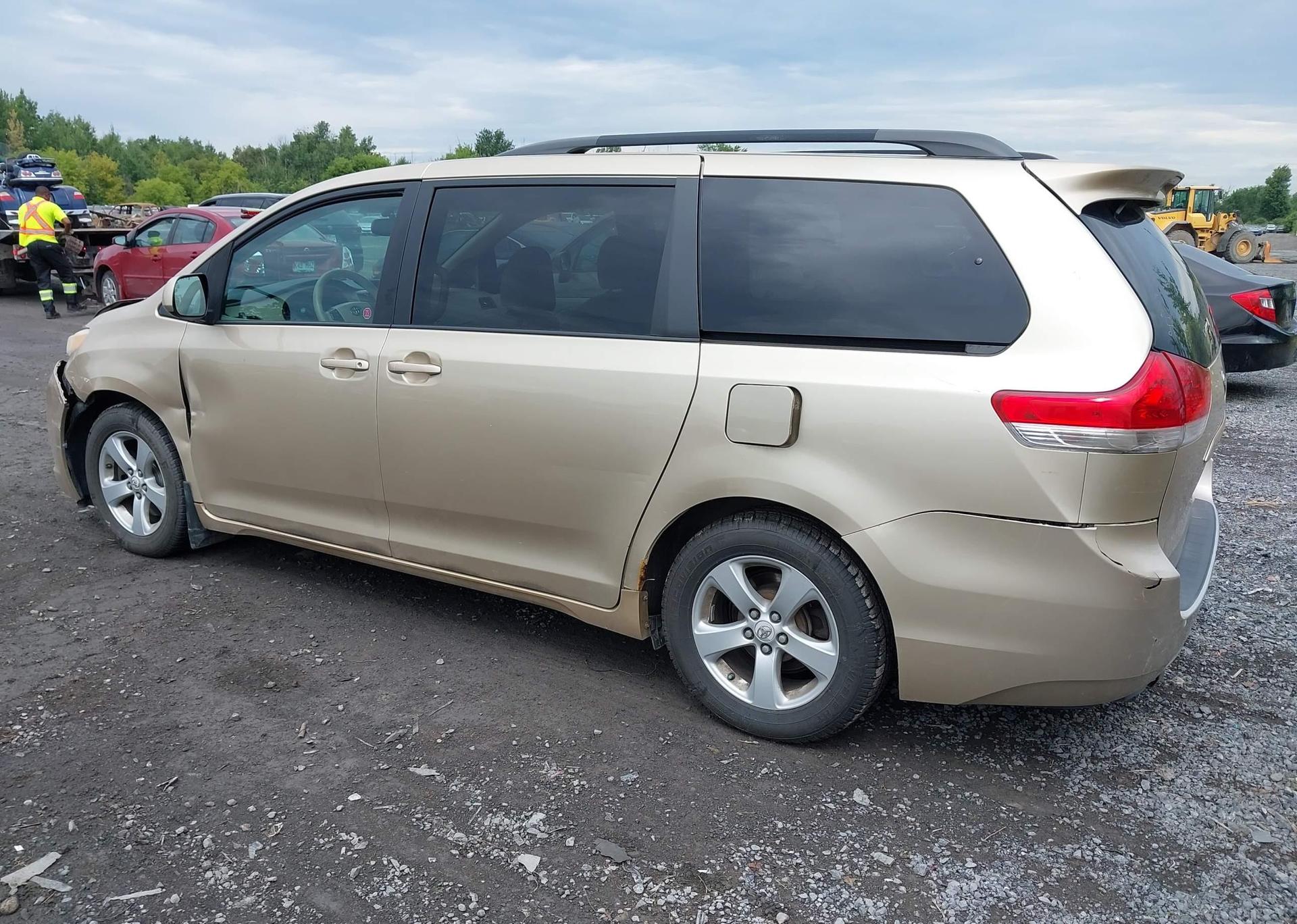 2011 TOYOTA SIENNA LE