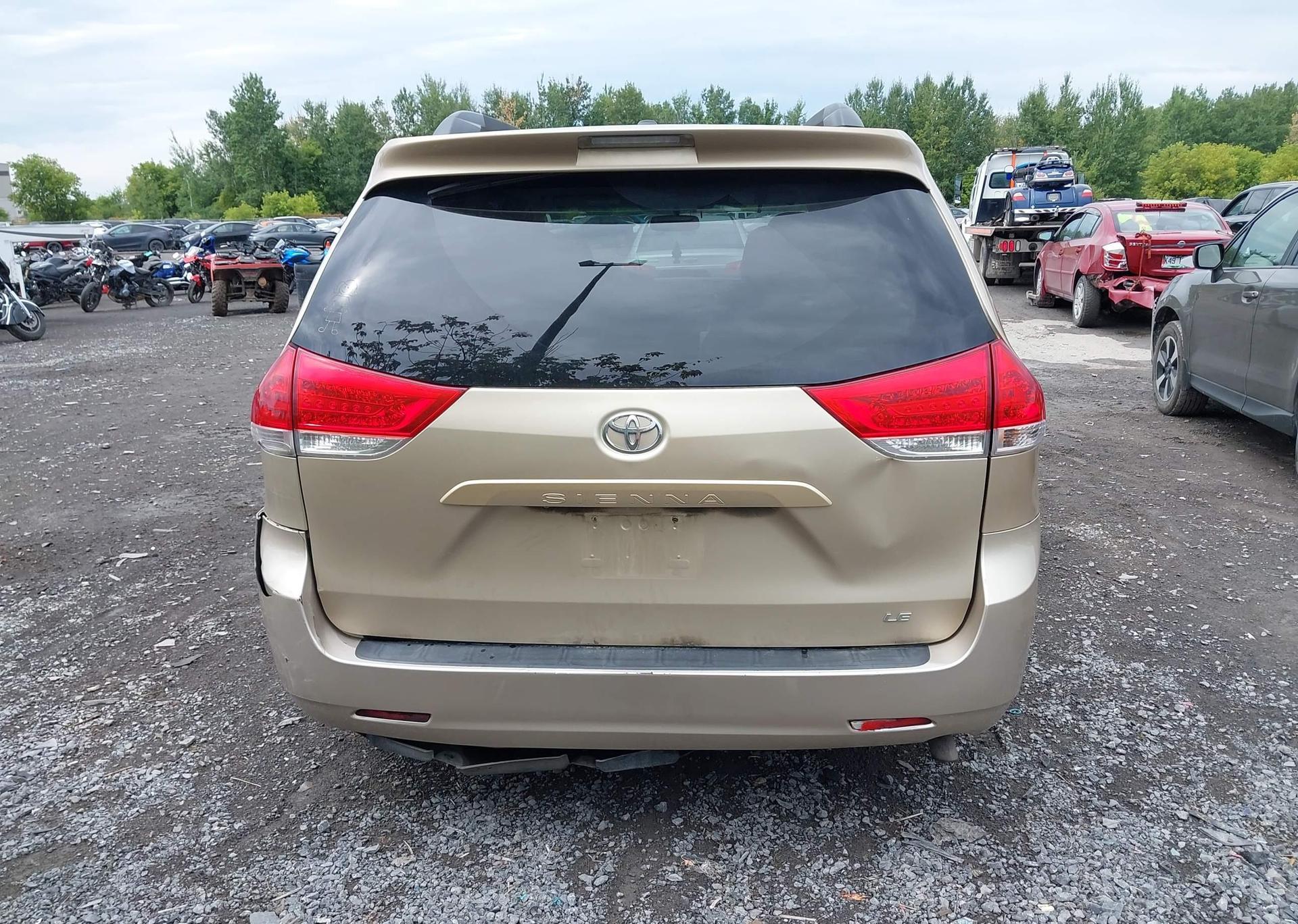 2011 TOYOTA SIENNA LE