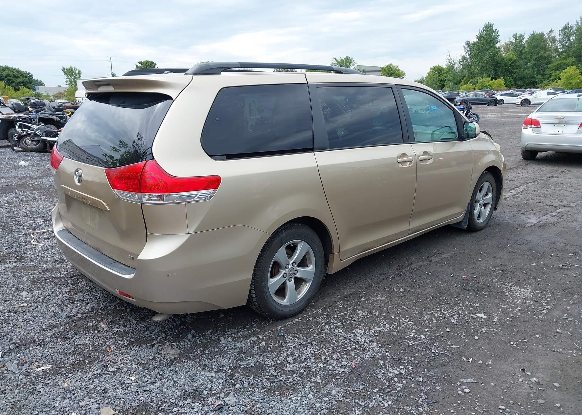2011 TOYOTA SIENNA LE
