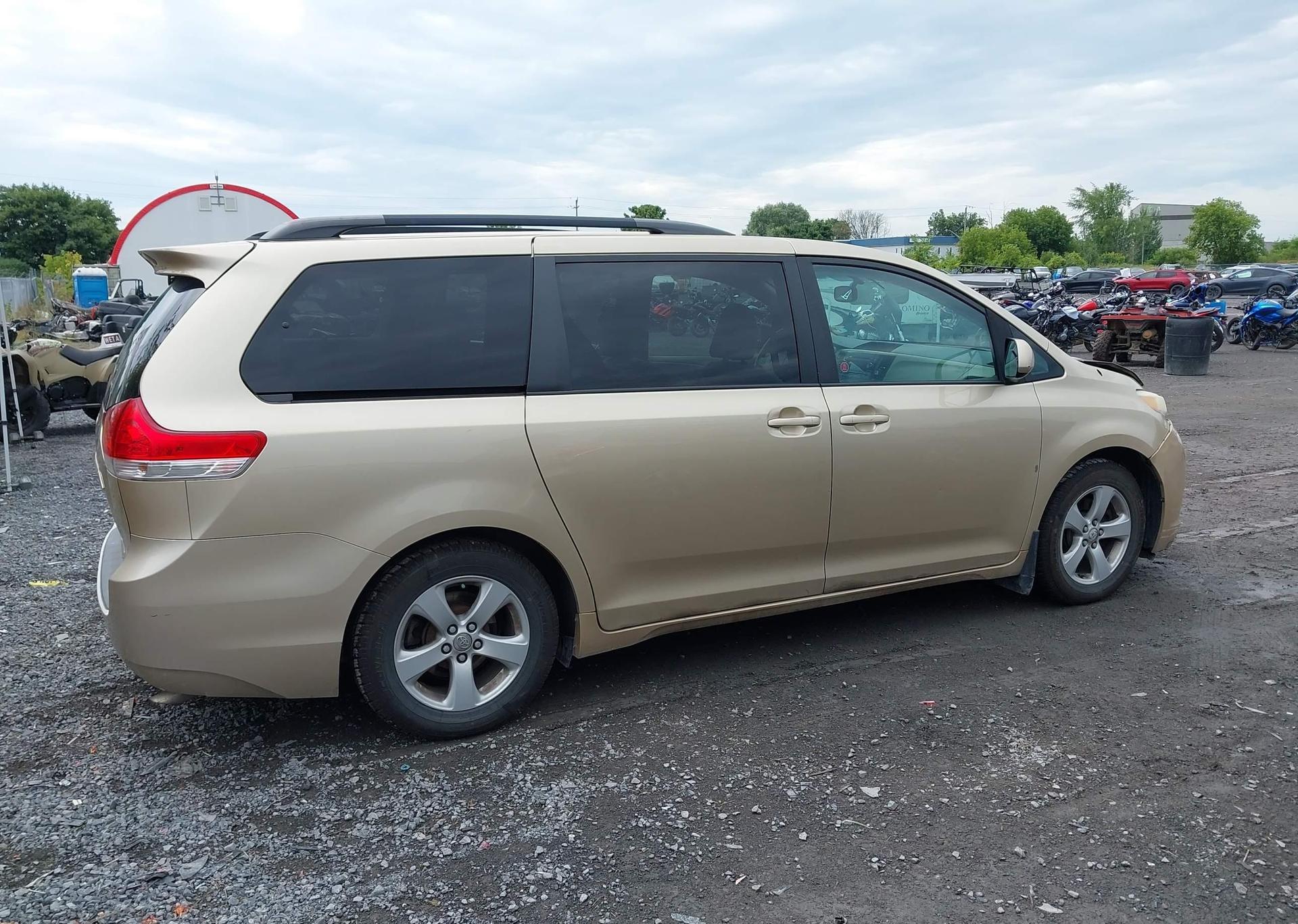2011 TOYOTA SIENNA LE
